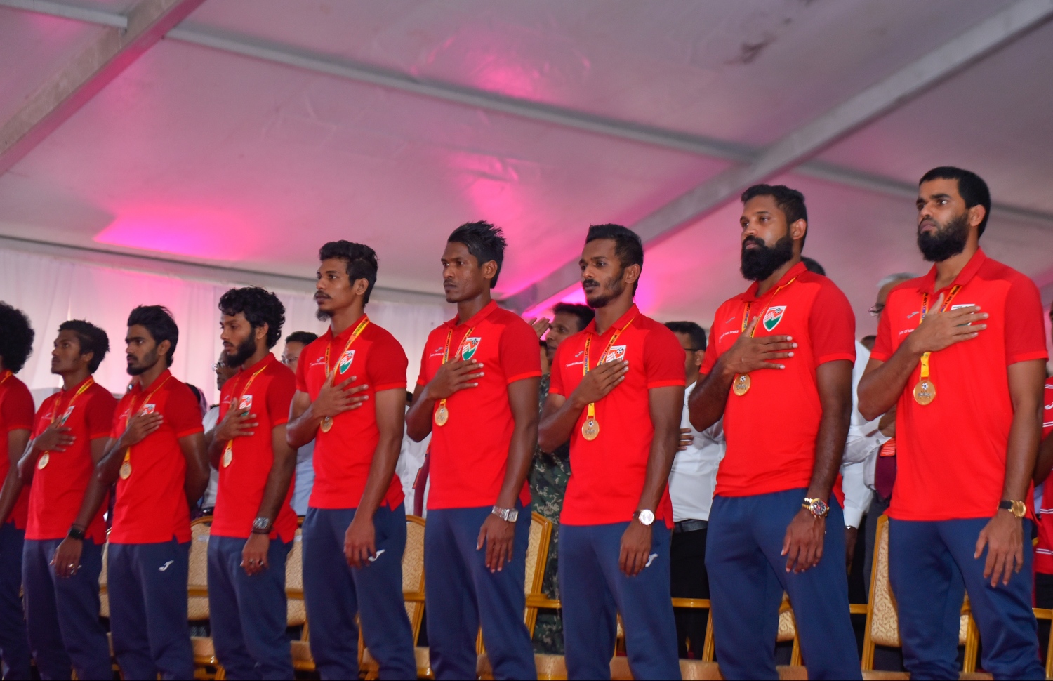 ވެލާނާ އިންޓަނޭޝަނަލް އެއާޕޯޓް: ސެޕްޓެމްބަރު 18، 2018- ވެލާނާ އިންޓަނޭޝަނަލް އެއާޕޯޓުގެ އާ ރަންވޭ ރަސްމީކޮށް ހުޅުވުމުގެ ގޮތުން ބޭއްވި ރަސްމިއްޔާތުގައި ސާފްގެ ޗެމްޕިއަންކަން ހޯދި ގައުމީ ފުޓުބޯޅަ ޓީމުގެ ކުޅުންތެރިން ބައިވެރިވަނީ.---ފޮޓޯ: ހުސައިން ވަހީދު/މިހާރު