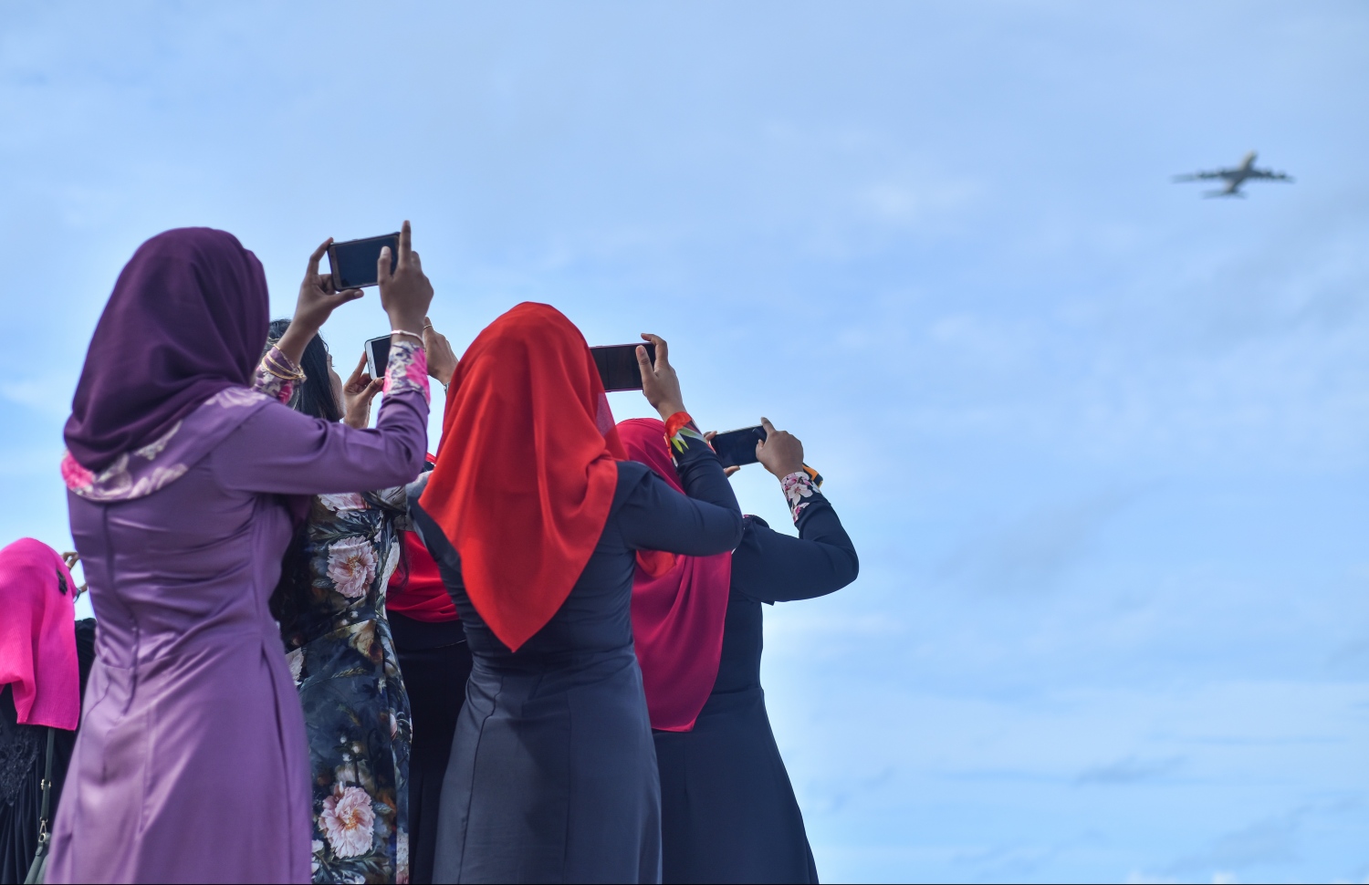 ވެލާނާ އިންޓަނޭޝަނަލް އެއާޕޯޓް: ސެޕްޓެމްބަރު 18، 2018- ވެލާނާ އިންޓަނޭޝަނަލް އެއާޕޯޓުގެ އާ ރަންވޭ ރަސްމީކޮށް ހުޅުވުމުގެ ގޮތުން ޖެއްސި ފުރަތަމަ ބޯޓު އަދި ރާއްޖެއަށްވެސް ޖެއްސި ފުރަތަމަ އޭ380  އެމްއޭސީއެލްގެ މުވައްޒަފުންތަކެއް ފޮޓޯ ނަގަނީ .---ފޮޓޯ: ނިޝާން އަލީ/މިހާރު