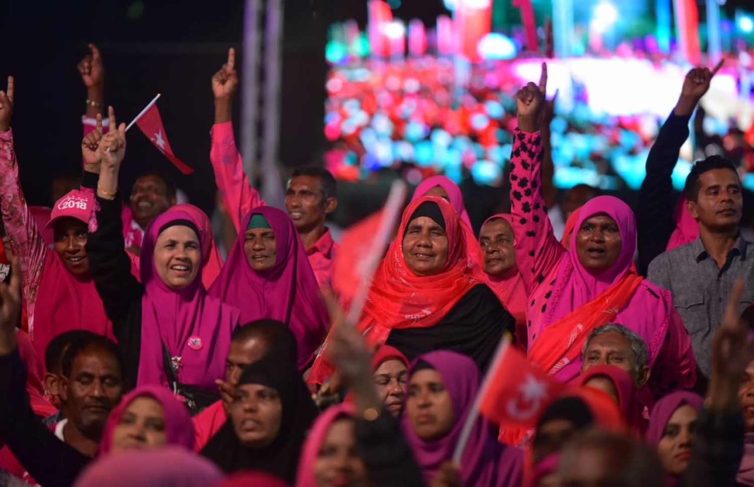 މާލެ: ސެޕްޓެމްބަރު 18، 2018- އަންނަ އާދިއްތަ ދުވަހު ބާއްވާ ރިޔާސީ އިންތިޚާބުގައި ޕީޕީއެމުން ވާދަކުރައްވާ ކެންޑިޑޭޓު ރައީސް އަބްދުﷲ ޔާމީނަށް ތާއީދު އޮތް ކަން ހާމަކުރުމަށް އެ ޕާޓީން އިންތިޒާމު ކޮށްގެން ބޭއްވި ބިޔަ ޖަލްސާގައި ބައިވެރިވި ބައެއް މީހުން: މި ޖަލްސާއަށް އެތައް ހާސް ބަޔަކު ދިޔަ.---ފޮޓޯ: އަހުމަދު ނިޝާތު/މިހާރު