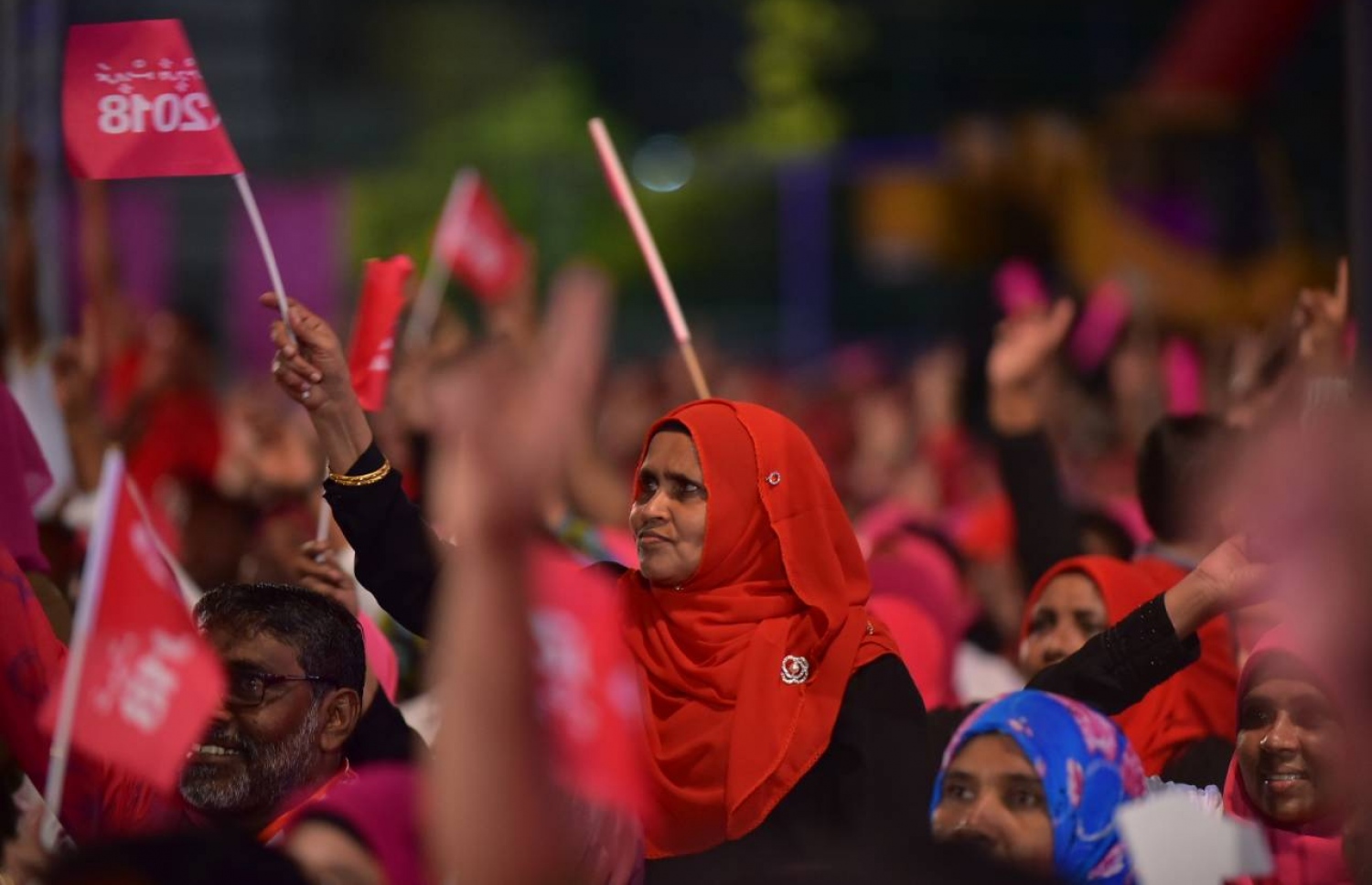 މާލެ: ސެޕްޓެމްބަރު 18، 2018- އަންނަ އާދިއްތަ ދުވަހު ބާއްވާ ރިޔާސީ އިންތިޚާބުގައި ޕީޕީއެމުން ވާދަކުރައްވާ ކެންޑިޑޭޓު ރައީސް އަބްދުﷲ ޔާމީނަށް ތާއީދު އޮތް ކަން ހާމަކުރުމަށް އެ ޕާޓީން އިންތިޒާމު ކޮށްގެން ބޭއްވި ބިޔަ ޖަލްސާގައި ބައިވެރިވި ބައެއް މީހުން: މި ޖަލްސާއަށް އެތައް ހާސް ބަޔަކު ދިޔަ.---ފޮޓޯ: އަހުމަދު ނިޝާތު/މިހާރު