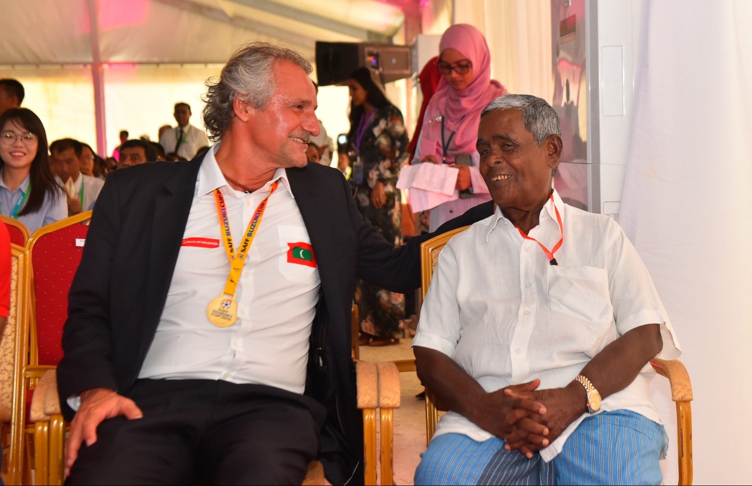 ވެލާނާ އިންޓަނޭޝަނަލް އެއާޕޯޓް: ސެޕްޓެމްބަރު 18، 2018- ވެލާނާ އިންޓަނޭޝަނަލް އެއާޕޯޓުގެ އާ ރަންވޭ ރަސްމީކޮށް ހުޅުވުމުގެ ރަސްމިއްޔާތުގައި ގައުމީ ޓީމުގެ ކޯޗު ޕީޓާ ސެގަރޓް އަދި ޗަމްޕާ މުހައްމަދު މޫސާ (އުއްޗު) ބައިވެރިވަނީ.---ފޮޓޯ: ހުސައިން ވަހީދުމިހާރު