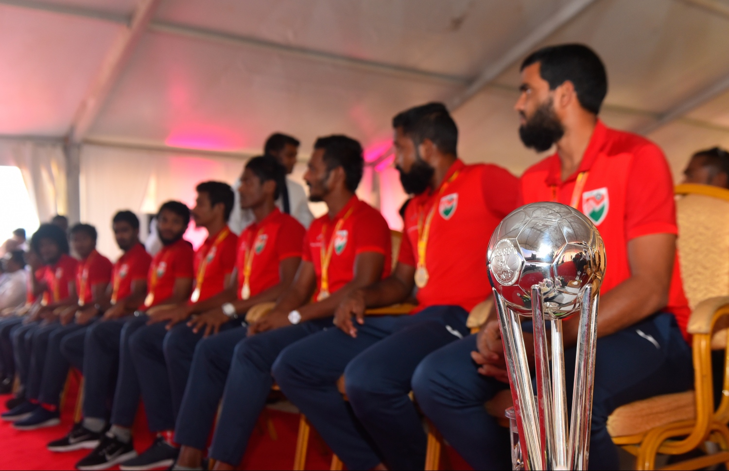 ވެލާނާ އިންޓަނޭޝަނަލް އެއާޕޯޓް: ސެޕްޓެމްބަރު 18، 2018- ވެލާނާ އިންޓަނޭޝަނަލް އެއާޕޯޓުގެ އާ ރަންވޭ ރަސްމީކޮށް ހުޅުވުމުގެ ރަސްމިއްޔާތުގައި ސަރަހައްދީ ތައްޓާއެކު ގައުމީ ޓީމުގެ ކުޅުންތެރިން ބައިވެރިވަނީ.---ފޮޓޯ: ހުސައިން ވަހީދުމިހާރު