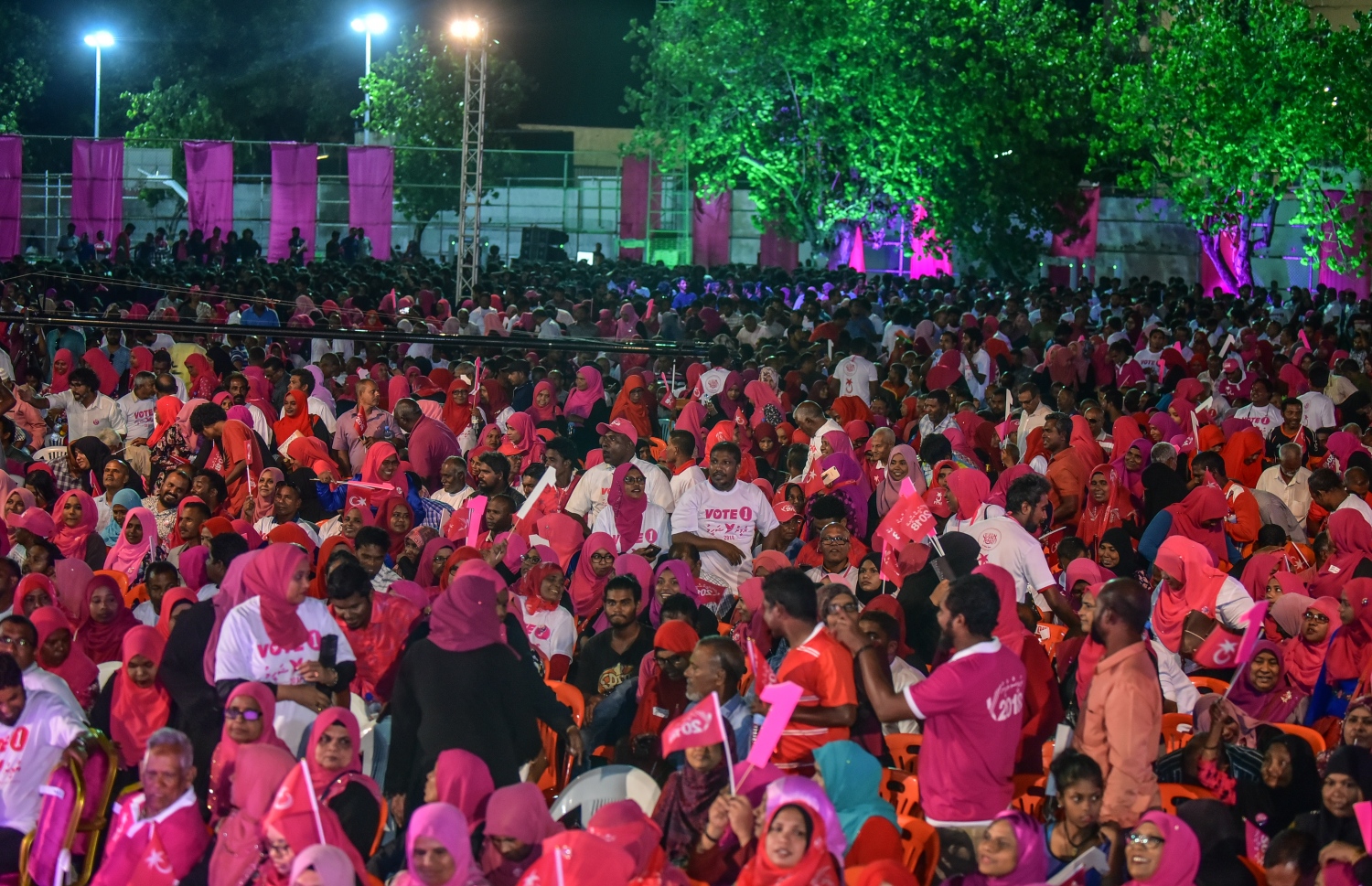 މާލެ: ސެޕްޓެމްބަރު 18، 2018- އަންނަ އާދިއްތަ ދުވަހު ބާއްވާ ރިޔާސީ އިންތިޚާބުގައި ޕީޕީއެމުން ވާދަކުރައްވާ ކެންޑިޑޭޓު ރައީސް އަބްދުﷲ ޔާމީނަށް ތާއީދު އޮތް ކަން ހާމަކުރުމަށް އެ ޕާޓީން އިންތިޒާމު ކޮށްގެން ބޭއްވި ބިޔަ ޖަލްސާގައި ބައިވެރިވި ބައެއް މީހުން: މި ޖަލްސާއަށް އެތައް ހާސް ބަޔަކު ދިޔަ.---ފޮޓޯ: އަހުމަދު ނިޝާތު/މިހާރު