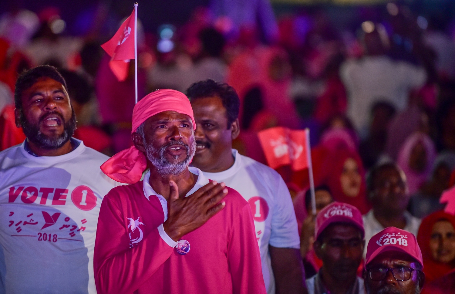 މާލެ: ސެޕްޓެމްބަރު 18، 2018- އަންނަ އާދިއްތަ ދުވަހު ބާއްވާ ރިޔާސީ އިންތިޚާބުގައި ޕީޕީއެމުން ވާދަކުރައްވާ ކެންޑިޑޭޓު ރައީސް އަބްދުﷲ ޔާމީނަށް ތާއީދު އޮތް ކަން ހާމަކުރުމަށް އެ ޕާޓީން އިންތިޒާމު ކޮށްގެން ބޭއްވި ބިޔަ ޖަލްސާގައި ބައިވެރި މީހަކު ގައުމީ ސަލާމް ކިޔަނީ.---ފޮޓޯ: އަހުމަދު ނިޝާތު/މިހާރު