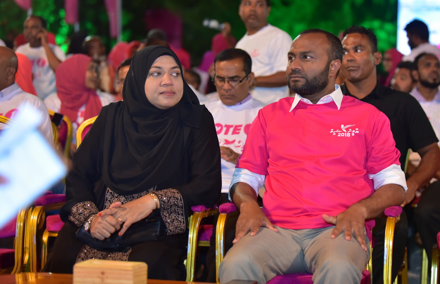 މާލެ: ސެޕްޓެމްބަރު 18، 2018- އަންނަ އާދިއްތަ ދުވަހު ބާއްވާ ރިޔާސީ އިންތިޚާބުގައި ޕީޕީއެމުން ވާދަކުރައްވާ ކެންޑިޑޭޓު ރައީސް އަބްދުﷲ ޔާމީނަށް ތާއީދު އޮތް ކަން ހާމަކުރުމަށް އެ ޕާޓީން އިންތިޒާމު ކޮށްގެން ބޭއްވި ބިޔަ ޖަލްސާގައި، އެމަނިކުފާނުގެ ރަނިންމޭޓް ޑރ. ޝަހީމާއި އަނބިކަނބަލުން ބައިވެރިވެވަޑައިގަންނަވަނީ.---ފޮޓޯ: އަހުމަދު ނިޝާތު/މިހާރު