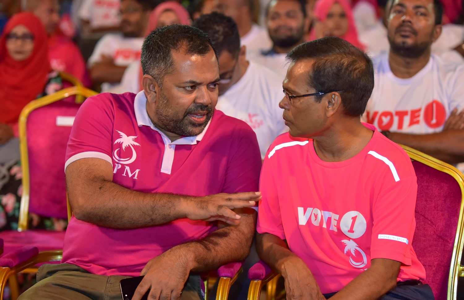 މާލެ: ސެޕްޓެމްބަރު 18، 2018- އަންނަ އާދިއްތަ ދުވަހު ބާއްވާ ރިޔާސީ އިންތިޚާބުގައި ޕީޕީއެމުން ވާދަކުރައްވާ ކެންޑިޑޭޓު ރައީސް އަބްދުﷲ ޔާމީނަށް ތާއީދު އޮތް ކަން ހާމަކުރުމަށް އެ ޕާޓީން އިންތިޒާމު ކޮށްގެން ބޭއްވި ބިޔަ ޖަލްސާގައި ރައްޔިތުންގެ މަޖިލީހުގެ ރައީސް އަބްދުﷲ މަސީހް (ކ) އަދި ޕީޕީއެމްގެ ނައިބު ރައީސް މޫސާ ޒަމީރު ވާހަކަ ދައްކަވަނީ.---ފޮޓޯ: އަހުމަދު ނިޝާތު/މިހާރު