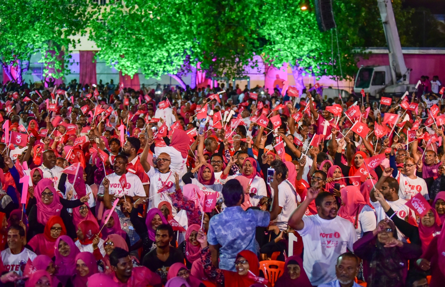 މާލެ: ސެޕްޓެމްބަރު 18، 2018- އަންނަ އާދިއްތަ ދުވަހު ބާއްވާ ރިޔާސީ އިންތިޚާބުގައި ޕީޕީއެމުން ވާދަކުރައްވާ ކެންޑިޑޭޓު ރައީސް އަބްދުﷲ ޔާމީނަށް ތާއީދު އޮތް ކަން ހާމަކުރުމަށް އެ ޕާޓީން އިންތިޒާމު ކޮށްގެން ބޭއްވި ބިޔަ ޖަލްސާގައި ބައިވެރިވި ބައެއް މީހުން: މި ޖަލްސާއަށް އެތައް ހާސް ބަޔަކު ދިޔަ.---ފޮޓޯ: އަހުމަދު ނިޝާތު/މިހާރު