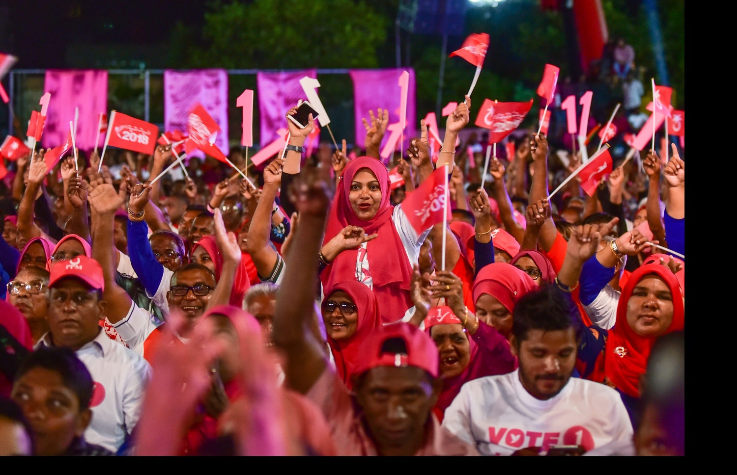 މާލެ: ސެޕްޓެމްބަރު 18، 2018- އަންނަ އާދިއްތަ ދުވަހު ބާއްވާ ރިޔާސީ އިންތިޚާބުގައި ޕީޕީއެމުން ވާދަކުރައްވާ ކެންޑިޑޭޓު ރައީސް އަބްދުﷲ ޔާމީނަށް ތާއީދު އޮތް ކަން ހާމަކުރުމަށް އެ ޕާޓީން އިންތިޒާމު ކޮށްގެން ބޭއްވި ބިޔަ ޖަލްސާގައި ބައިވެރިވި ބައެއް މީހުން: މި ޖަލްސާއަށް އެތައް ހާސް ބަޔަކު ދިޔަ.---ފޮޓޯ: އަހުމަދު ނިޝާތު/މިހާރު