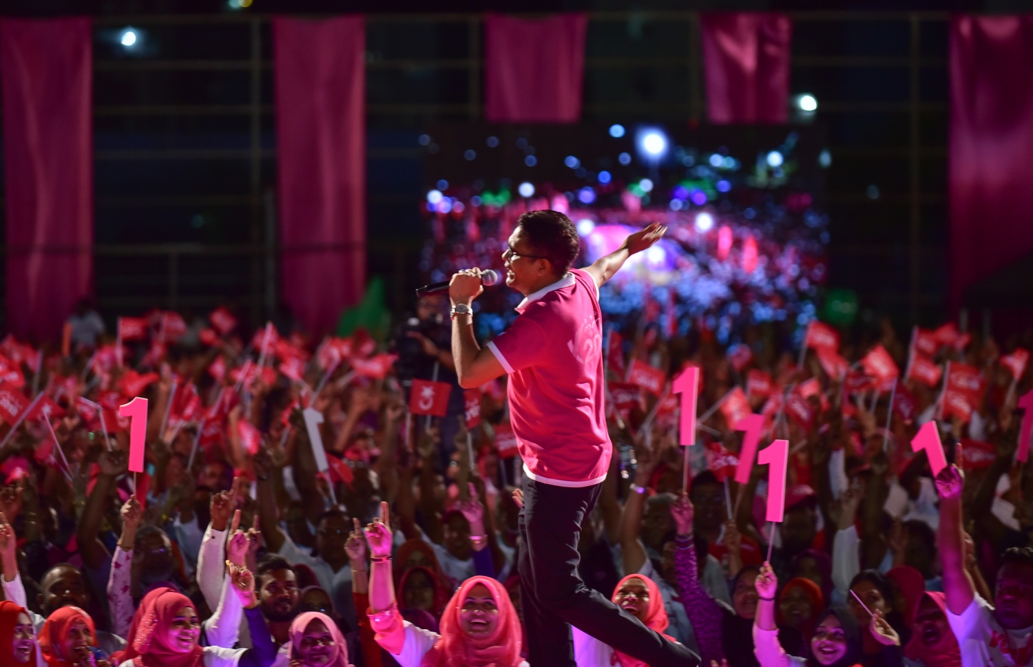 މާލެ: ސެޕްޓެމްބަރު 18، 2018- އަންނަ އާދިއްތަ ދުވަހު ބާއްވާ ރިޔާސީ އިންތިޚާބުގައި ޕީޕީއެމުން ވާދަކުރައްވާ ކެންޑިޑޭޓު ރައީސް އަބްދުﷲ ޔާމީނަށް ތާއީދު އޮތް ކަން ހާމަކުރުމަށް އެ ޕާޓީން އިންތިޒާމު ކޮށްގެން ބޭއްވި ބިޔަ ޖަލްސާގައި ޕީޕީއެމްގެ ޕާލަމެންޓްރީ ގުރޫޕުގެ ލީޑަރު ނިހާން ވާހަކަ ދައްކަވަނީ: މި ޖަލްސާއަށް އެތައް ހާސް ބަޔަކު ދިޔަ.---ފޮޓޯ: އަހުމަދު ނިޝާތު/މިހާރު