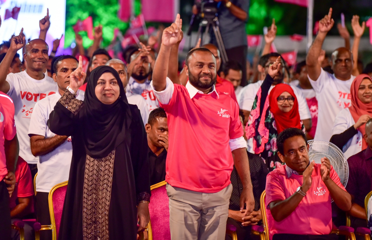 މާލެ: ސެޕްޓެމްބަރު 18، 2018- އަންނަ އާދިއްތަ ދުވަހު ބާއްވާ ރިޔާސީ އިންތިޚާބުގައި ޕީޕީއެމުން ވާދަކުރައްވާ ކެންޑިޑޭޓު ރައީސް އަބްދުﷲ ޔާމީނަށް ތާއީދު އޮތް ކަން ހާމަކުރުމަށް އެ ޕާޓީން އިންތިޒާމު ކޮށްގެން ބޭއްވި ބިޔަ ޖަލްސާގައި، ރައީސް ޔާމީންގެ ރަނިންމޭޓް ޑރ. ޝަހީމާއި އަނބިކަނބަލުން، ރައީސް ޔާމީންގެ ކެންޑިޑޭޓް ނަމްބަރު 1 އިނގިލިން ދައްކާލައްވަނީ: މި ޖަލްސާއަށް އެތައް ހާސް ބަޔަކު ދިޔަ.---ފޮޓޯ: އަހުމަދު ނިޝާތު/މިހާރު