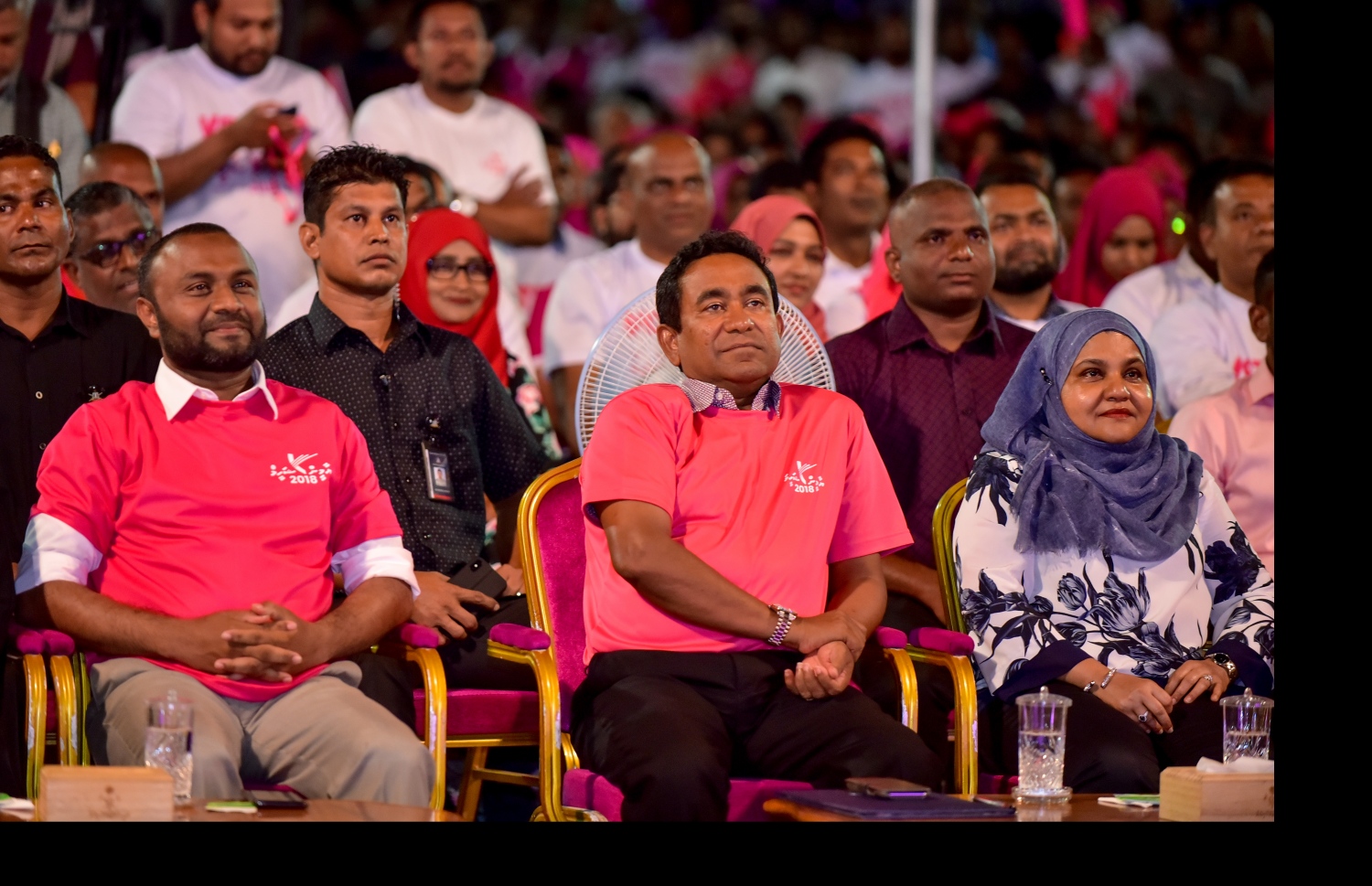 މާލެ: ސެޕްޓެމްބަރު 18، 2018- އަންނަ އާދިއްތަ ދުވަހު ބާއްވާ ރިޔާސީ އިންތިޚާބުގައި ޕީޕީއެމުން ވާދަކުރައްވާ ކެންޑިޑޭޓު ރައީސް އަބްދުﷲ ޔާމީނަށް ތާއީދު އޮތް ކަން ހާމަކުރުމަށް އެ ޕާޓީން އިންތިޒާމު ކޮށްގެން ބޭއްވި ބިޔަ ޖަލްސާގައި އެމަނިކުފާނުގެ ދެކަނބަލުން އަދި ރައީސް ޔާމީންގެ ރަނިންމޭޓް ޑރ. ޝަހީމް ބައިވެރިވެވަޑައިގަންނަވަނީ: މި ޖަލްސާއަށް އެތައް ހާސް ބަޔަކު ދިޔަ.---ފޮޓޯ: އަހުމަދު ނިޝާތު/މިހާރު