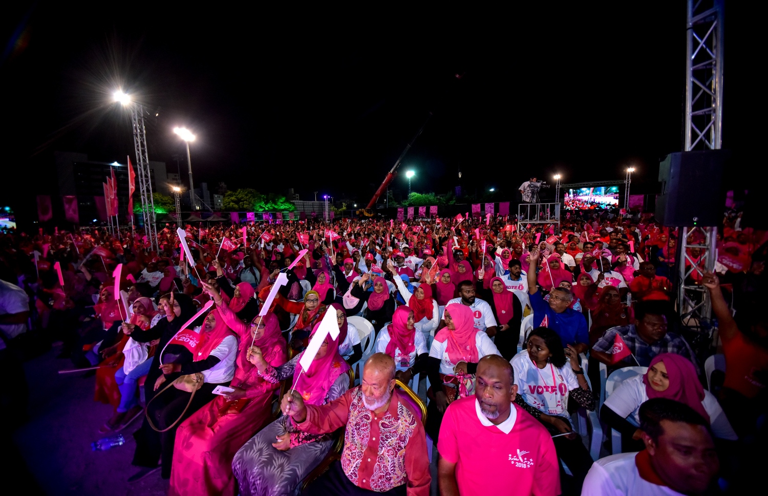 މާލެ: ސެޕްޓެމްބަރު 18، 2018- އަންނަ އާދިއްތަ ދުވަހު ބާއްވާ ރިޔާސީ އިންތިޚާބުގައި ޕީޕީއެމުން ވާދަކުރައްވާ ކެންޑިޑޭޓު ރައީސް އަބްދުﷲ ޔާމީނަށް ތާއީދު އޮތް ކަން ހާމަކުރުމަށް އެ ޕާޓީން އިންތިޒާމު ކޮށްގެން ބޭއްވި ބިޔަ ޖަލްސާގައި ބައިވެރިވި ބައެއް މީހުން: މި ޖަލްސާއަށް އެތައް ހާސް ބަޔަކު ދިޔަ.---ފޮޓޯ: އަހުމަދު ނިޝާތު/މިހާރު