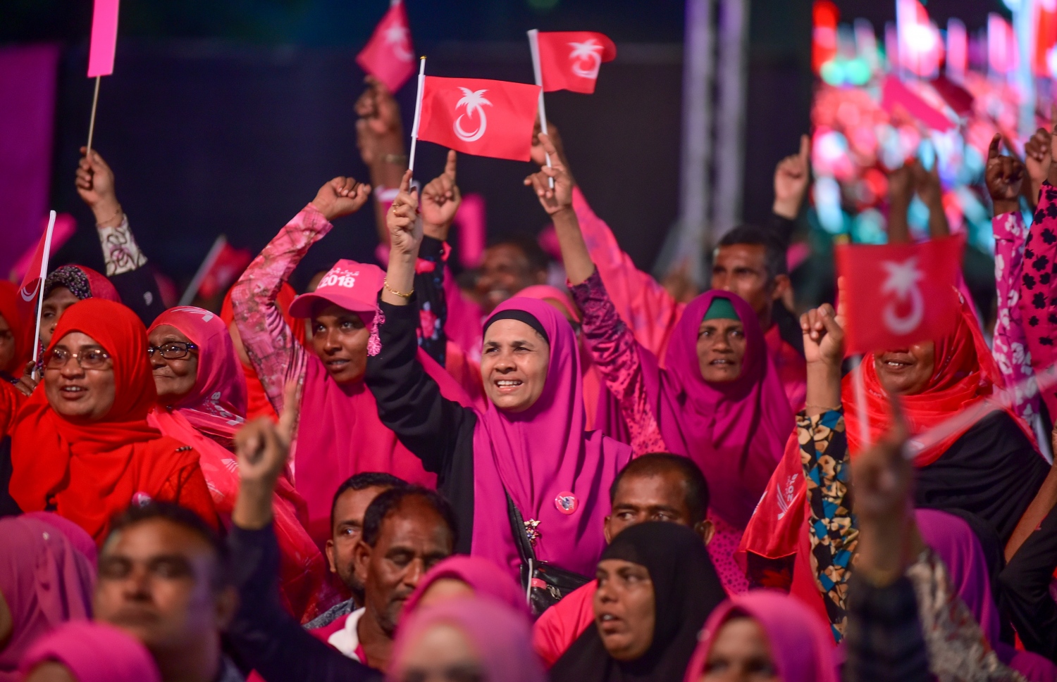 މާލެ: ސެޕްޓެމްބަރު 18، 2018- އަންނަ އާދިއްތަ ދުވަހު ބާއްވާ ރިޔާސީ އިންތިޚާބުގައި ޕީޕީއެމުން ވާދަކުރައްވާ ކެންޑިޑޭޓު ރައީސް އަބްދުﷲ ޔާމީނަށް ތާއީދު އޮތް ކަން ހާމަކުރުމަށް އެ ޕާޓީން އިންތިޒާމު ކޮށްގެން ބޭއްވި ބިޔަ ޖަލްސާގައި ބައިވެރިވި ބައެއް މީހުން.---ފޮޓޯ: އަހުމަދު ނިޝާތު/މިހާރު