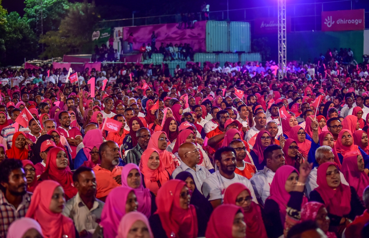 މާލެ: ސެޕްޓެމްބަރު 18، 2018- އަންނަ އާދިއްތަ ދުވަހު ބާއްވާ ރިޔާސީ އިންތިޚާބުގައި ޕީޕީއެމުން ވާދަކުރައްވާ ކެންޑިޑޭޓު ރައީސް އަބްދުﷲ ޔާމީނަށް ތާއީދު އޮތް ކަން ހާމަކުރުމަށް އެ ޕާޓީން އިންތިޒާމު ކޮށްގެން ބޭއްވި ބިޔަ ޖަލްސާގައި ބައިވެރިވި ބައެއް މީހުން: މި ޖަލްސާއަށް އެތައް ހާސް ބަޔަކު ދިޔަ.---ފޮޓޯ: އަހުމަދު ނިޝާތު/މިހާރު