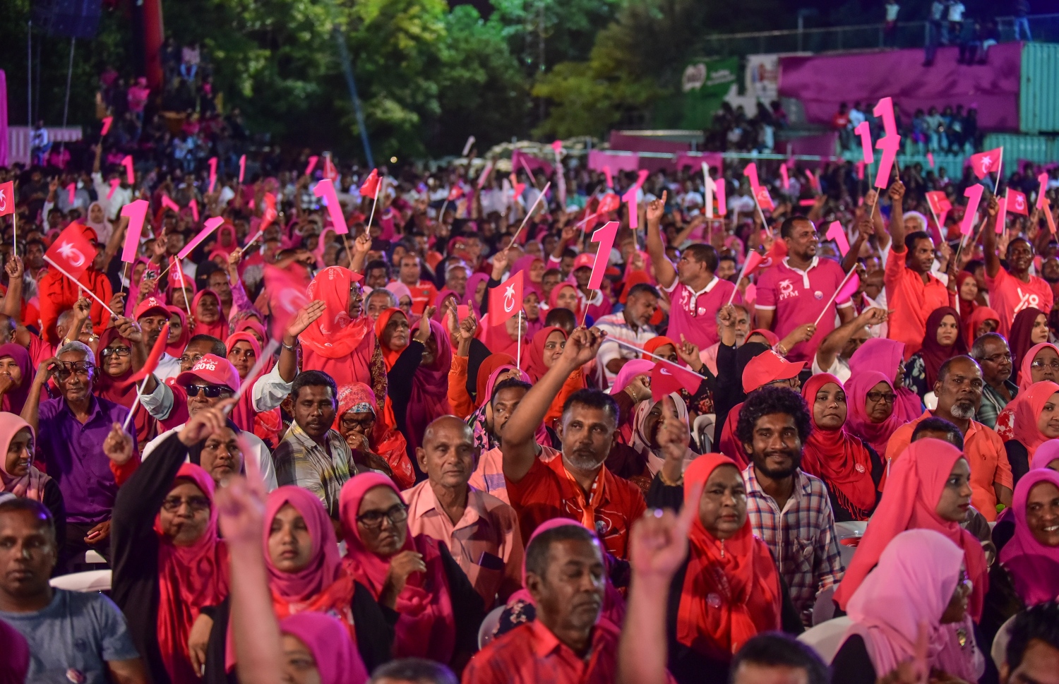 މާލެ: ސެޕްޓެމްބަރު 18، 2018- އަންނަ އާދިއްތަ ދުވަހު ބާއްވާ ރިޔާސީ އިންތިޚާބުގައި ޕީޕީއެމުން ވާދަކުރައްވާ ކެންޑިޑޭޓު ރައީސް އަބްދުﷲ ޔާމީނަށް ތާއީދު އޮތް ކަން ހާމަކުރުމަށް އެ ޕާޓީން އިންތިޒާމު ކޮށްގެން ބޭއްވި ބިޔަ ޖަލްސާގައި ބައިވެރިވި ބައެއް މީހުން: މި ޖަލްސާއަށް އެތައް ހާސް ބަޔަކު ދިޔަ.---ފޮޓޯ: އަހުމަދު ނިޝާތު/މިހާރު