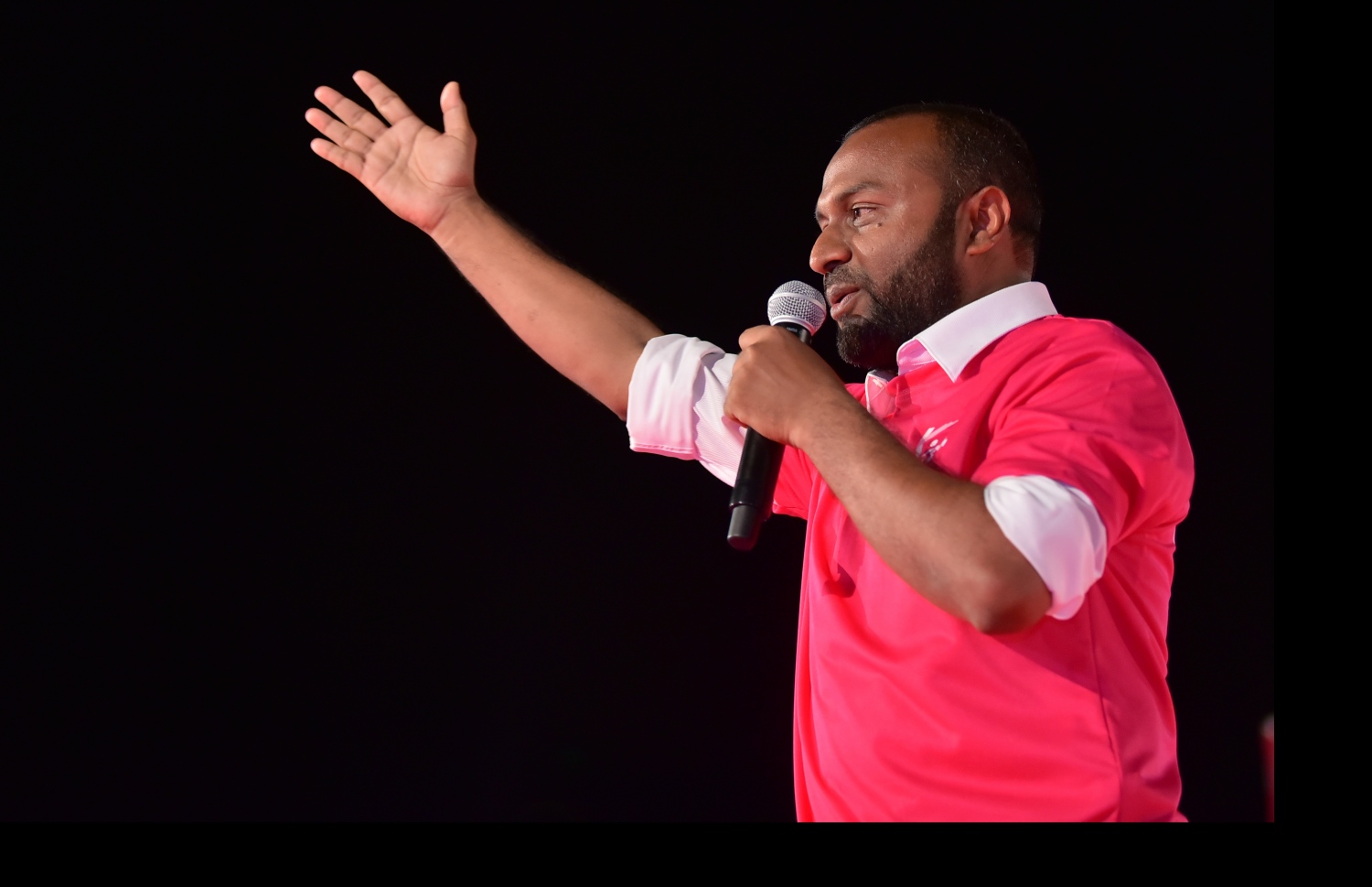 މާލެ: ސެޕްޓެމްބަރު 18، 2018- އަންނަ އާދިއްތަ ދުވަހު ބާއްވާ ރިޔާސީ އިންތިޚާބުގައި ޕީޕީއެމުން ވާދަކުރައްވާ ކެންޑިޑޭޓު ރައީސް އަބްދުﷲ ޔާމީނަށް ތާއީދު އޮތް ކަން ހާމަކުރުމަށް އެ ޕާޓީން އިންތިޒާމު ކޮށްގެން ބޭއްވި ބިޔަ ޖަލްސާގައި އެމަނިކުފާނުގެ ރަނިންމޭޓް ޑރ. ޝަހީމް ވާހަކަ ދައްކަވަނީ.---ފޮޓޯ: އަހުމަދު ނިޝާތު/މިހާރު