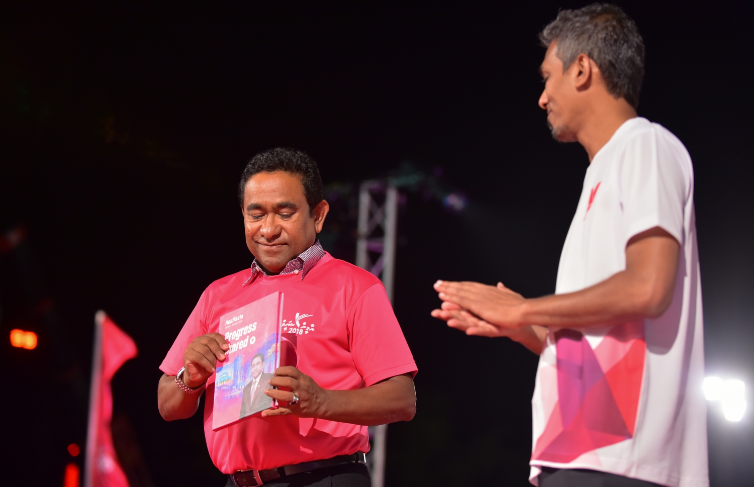 މާލެ: ސެޕްޓެމްބަރު 18، 2018- އަންނަ އާދިއްތަ ދުވަހު ބާއްވާ ރިޔާސީ އިންތިޚާބުގައި ޕީޕީއެމުން ވާދަކުރައްވާ ކެންޑިޑޭޓު ރައީސް އަބްދުﷲ ޔާމީން، އެމަނިކުފާނުގެ ރިޔާސީ މެނިފެސްޓޯ އާންމު ކުރައްވަނީ.---ފޮޓޯ: އަހުމަދު ނިޝާތު/މިހާރު