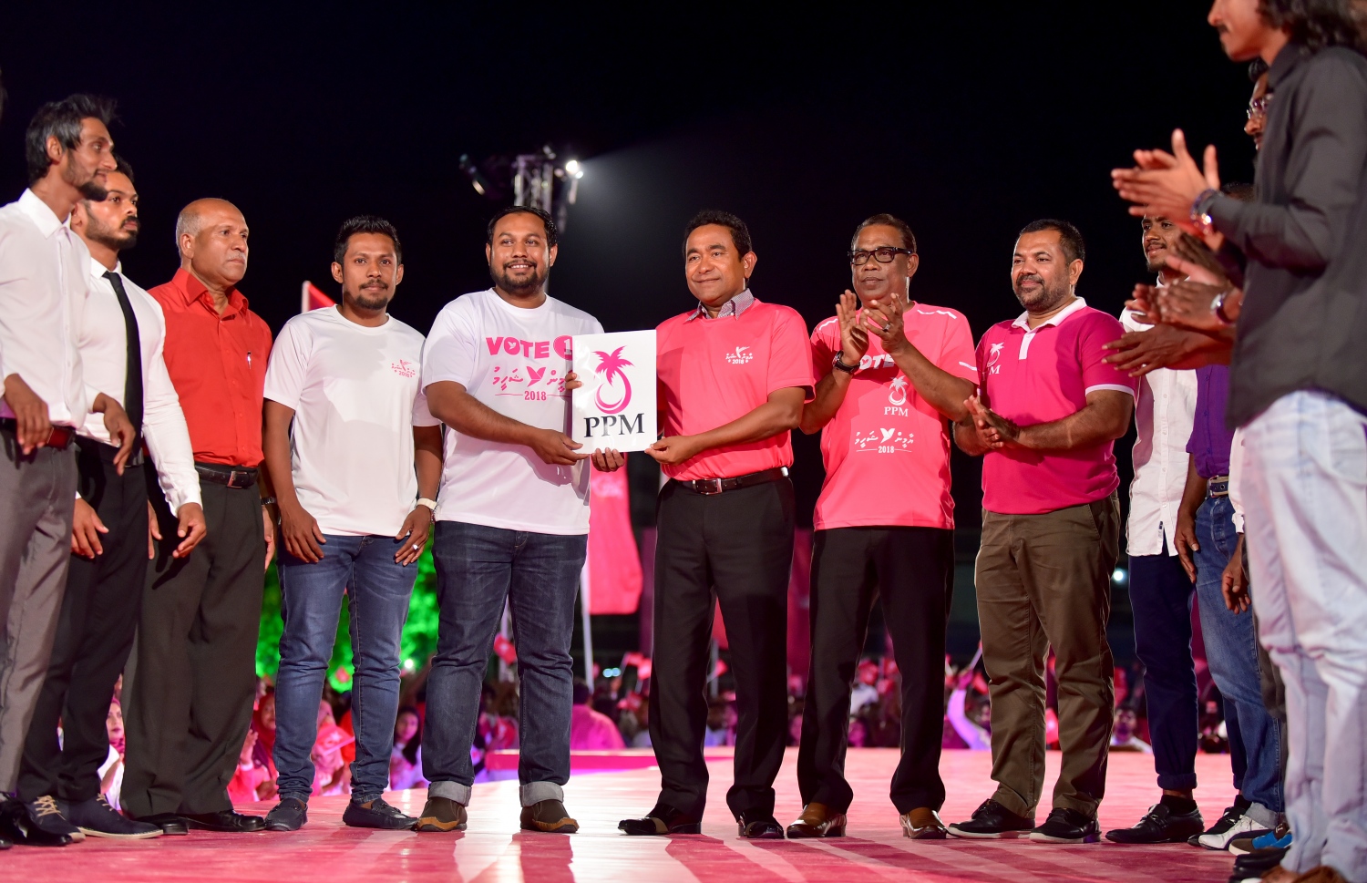 މާލެ: ސެޕްޓެމްބަރު 18، 2018- އަންނަ އާދިއްތަ ދުވަހު ބާއްވާ ރިޔާސީ އިންތިޚާބުގައި ޕީޕީއެމުން ވާދަކުރައްވާ ކެންޑިޑޭޓު ރައީސް އަބްދުﷲ ޔާމީނަށް ތާއީދު އޮތް ކަން ހާމަކުރުމަށް އެ ޕާޓީން އިންތިޒާމު ކޮށްގެން ބޭއްވި ބިޔަ ޖަލްސާގައި، ޕީޕީއެމާ އަލަށް ގުޅުނު ބައެއްގެ ފޯމާ، ރައީސް ޔާމީން ހަވާލުވެވަޑައިގަންނަވަނީ.---ފޮޓޯ: އަހުމަދު ނިޝާތު/މިހާރު