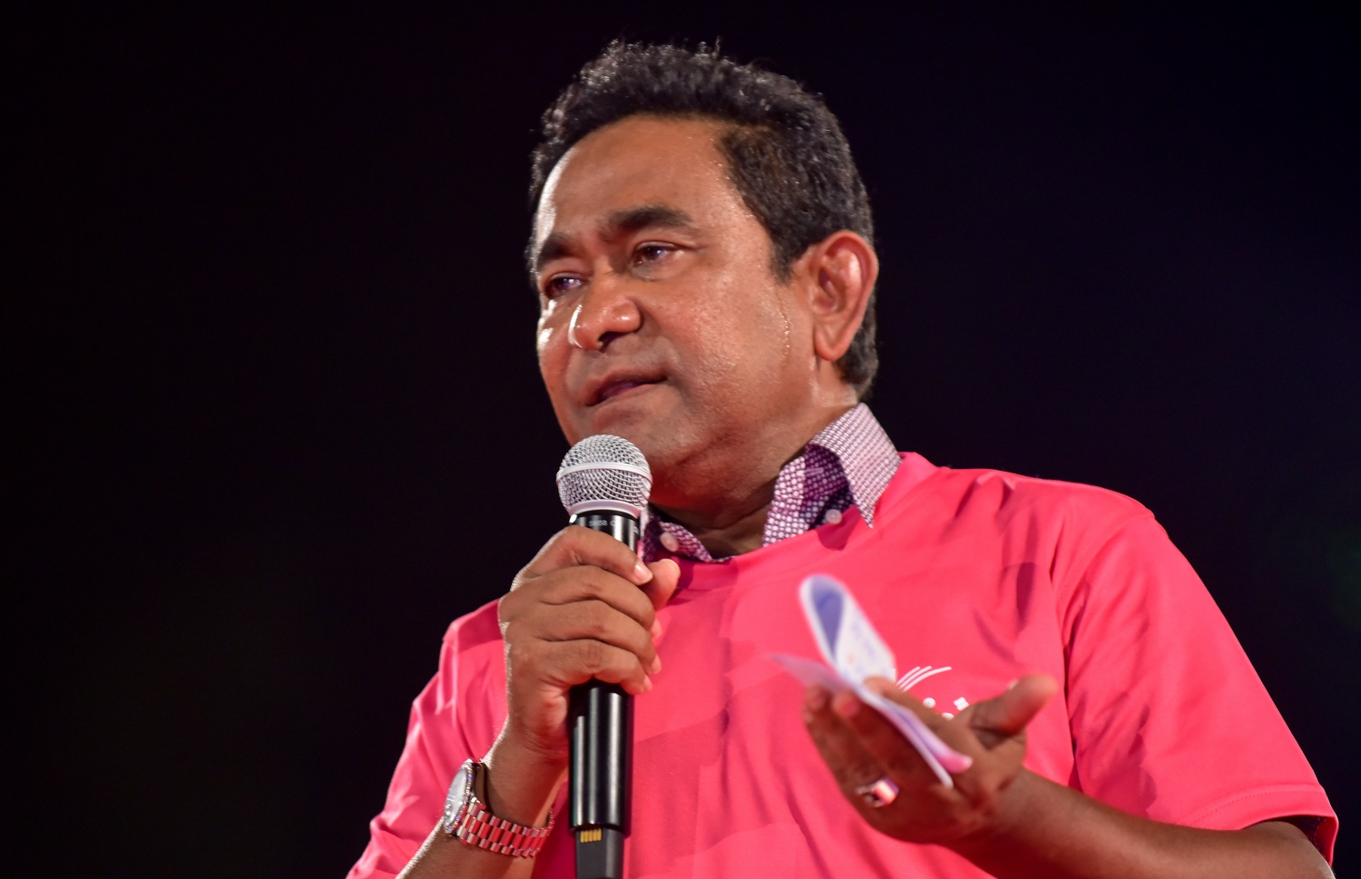 މާލެ: ސެޕްޓެމްބަރު 18، 2018- އަންނަ އާދިއްތަ ދުވަހު ބާއްވާ ރިޔާސީ އިންތިޚާބުގައި ޕީޕީއެމުން ވާދަކުރައްވާ ކެންޑިޑޭޓު ރައީސް އަބްދުﷲ ޔާމީނަށް ތާއީދު އޮތް ކަން ހާމަކުރުމަށް އެ ޕާޓީން އިންތިޒާމު ކޮށްގެން ބޭއްވި ބިޔަ ޖަލްސާ،ގައި އެމަނިކުފާނު ވާހަކަފުޅު ދައްކަވަނީ.---ފޮޓޯ: އަހުމަދު ނިޝާތު/މިހާރު