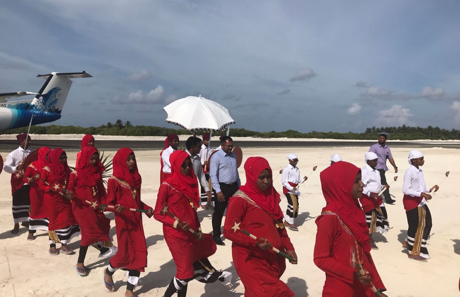 ކުޅުދުއްފުށީ އެއާޕޯޓަށް މިއަދު ޖެއްސި ޓެސްޓު ފްލައިޓްގައި ވަޑައިގެންނެވި މިނިސްޓަރު ޒަމީރަށް މަރުހަބާ ދަންނަވަނީ.---ފޮޓޯ: މިހާރު