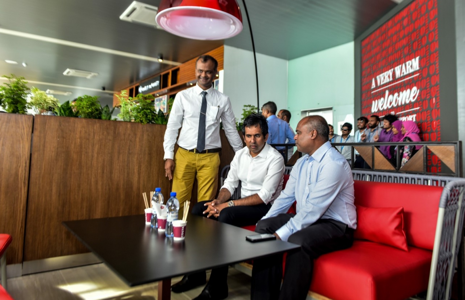 ހަތަރު ފްރެންޗައިސް ރެސްޓޯރަންޓު ހުޅުއްވައި ދެއްވުމަށް ފަހު، މިނިސްޓަރު ސައީދާއި އެމްއޭސީއެލްގެ އެމްޑީ އާދިލް ވާހަކަ ދައްކަވަނީ. - ފޮޓޯ: އަހުމަދު ނިޝާތު/ މިހާރު