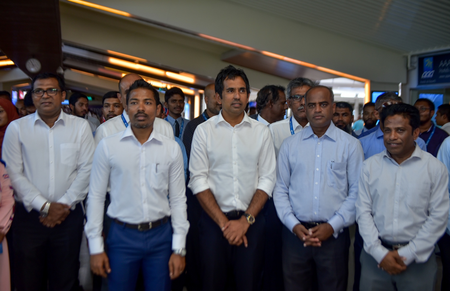 ދޮވެމި ފިހާރަ ހުޅުވުމަށް ބޭއްވި ރަސްމިއްޔާތުގައި އިކޮނޮމިކް މިނިސްޓަރު ސައީދު (މ) އަދި އެމްއޭސީއެލްގެ މެނޭޖިން ޑިރެކްޓަރު އާދިލް ބައިވެރިވެވަޑައިގަންނަވަނީ. - ފޮޓޯ: އަހުމަދު ނިޝާތު/ މިހާރު