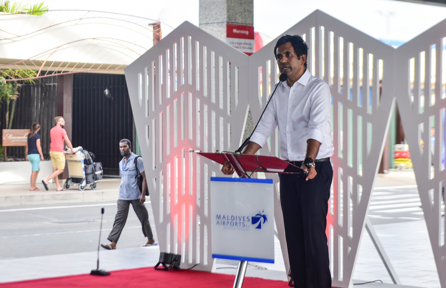 އެއާޕޯޓުގައި މިއަދު ބޭއްވި ރަސްމިއްޔާތުގައި ސައީދު ވާހަކަ ދައްކަވަނީ. - އަހުމަދު ނިޝާތު/ މިހާރު