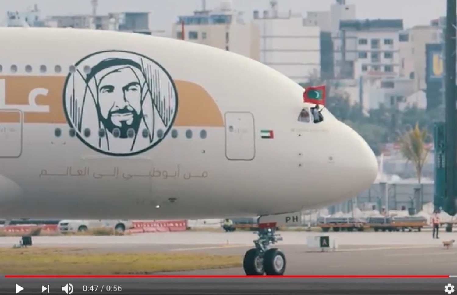 އޭ380ގެ ކޮކްޕިޓް ތެރޭގައި ހުރެގެން އަހުސަން ދިވެހި ދިދަ ހޫރާލަނީ