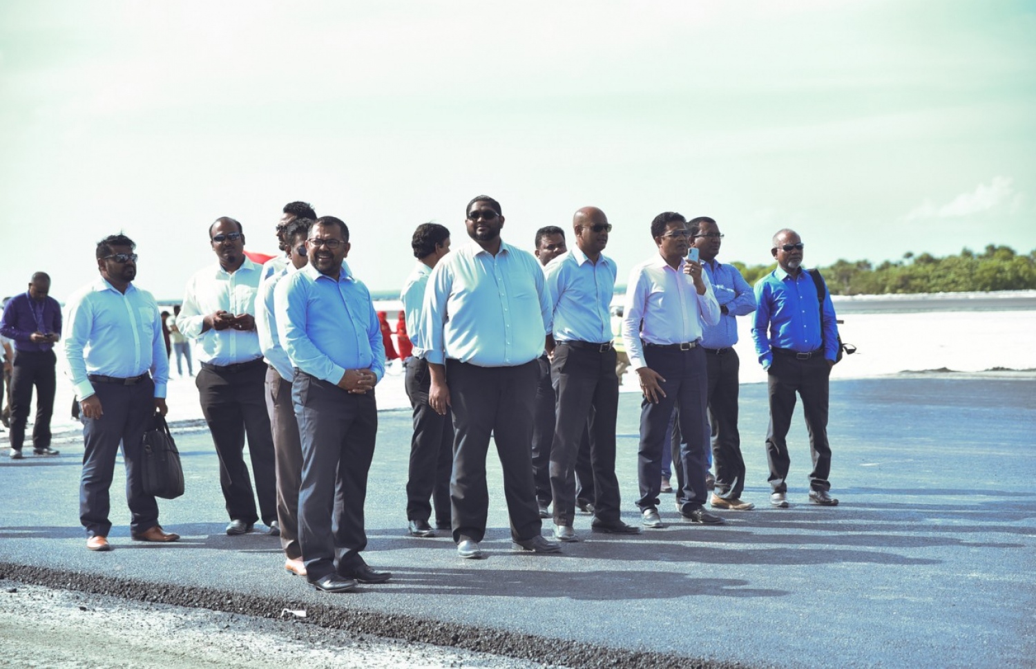 މިނިސްޓަރު މޫސާ ޒަމީރާއި ސަރުކާރުގެ އިސް ބޭފުޅުން ކުޅުދުއްފުށީ އެއާޕޯޓުގައި-- ފޮޓޯ: މިހާރު