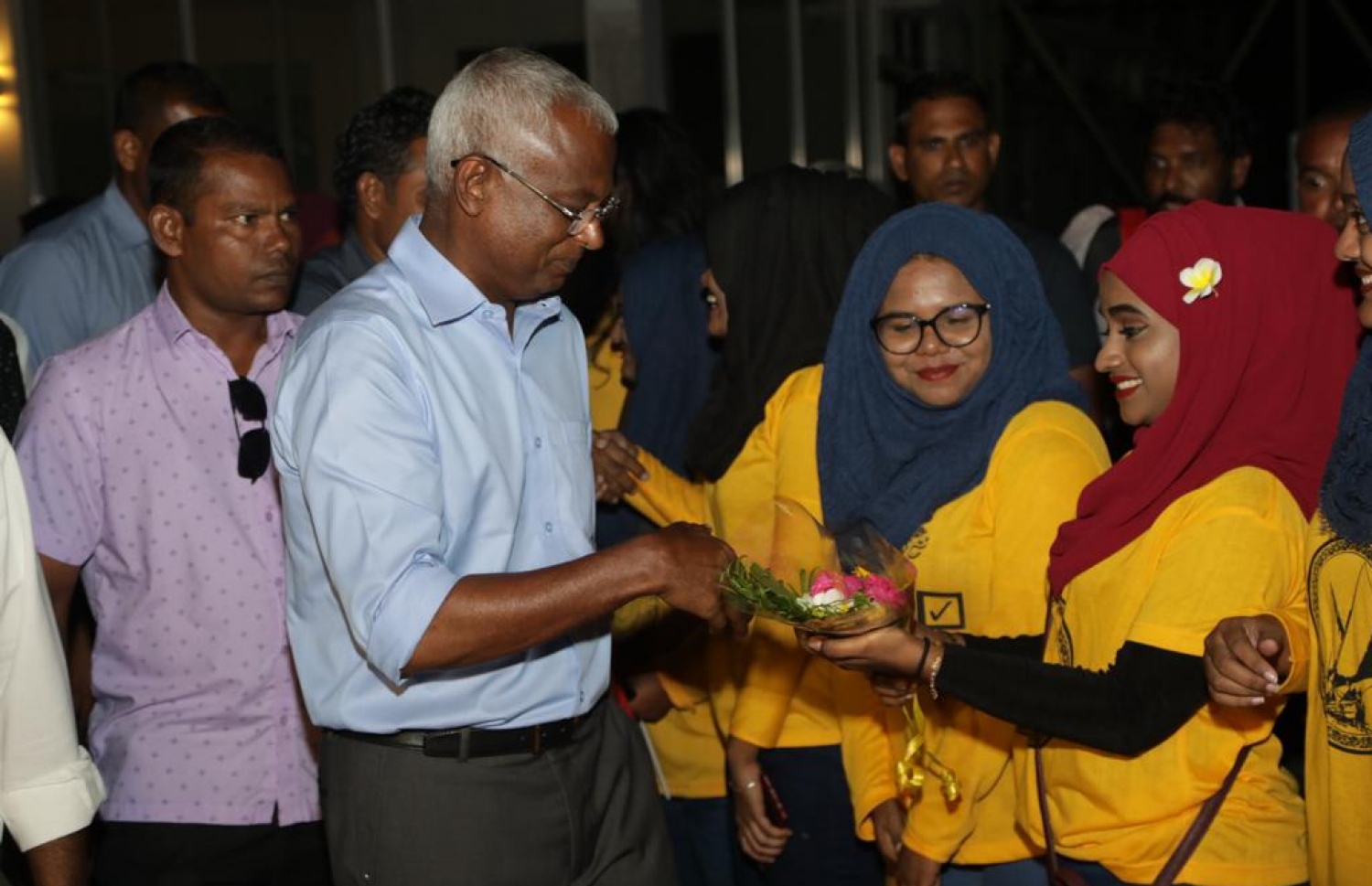 އިބޫ އާއި ފައިސަލް އަށް މަރުހަބާ ކިޔަން ނުކުތް ސަޕޯޓަރުންތަކަކާ ސަލާމްކުރައްވަނީ. --ފޮޓޯ: އެމްޑީޕީ