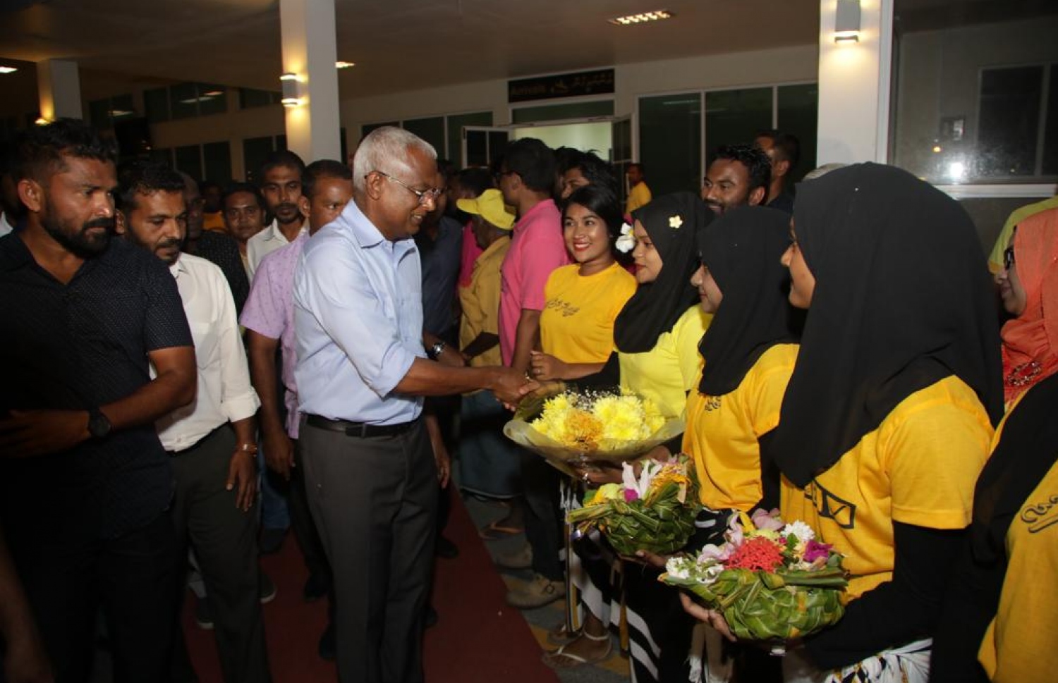 އިބޫ އާއި ފައިސަލް މި ރަށަށް އައުމުން މަރުހަބާ ކިޔަން ނުކުތް މީހުންނާ ސަލާމްކުރައްވަނީ. --ފޮޓޯ: އެމްޑީޕީ