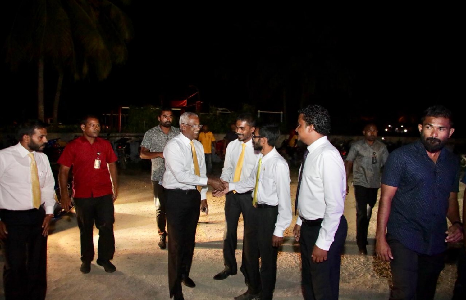 މި ރަށުގައި ބޭއްވި ޖަލްސާގައި އިބޫ ބައިވެރިވެވަޑައިގަންނަވަނީ. --ފޮޓޯ/އެމްޑީޕީ