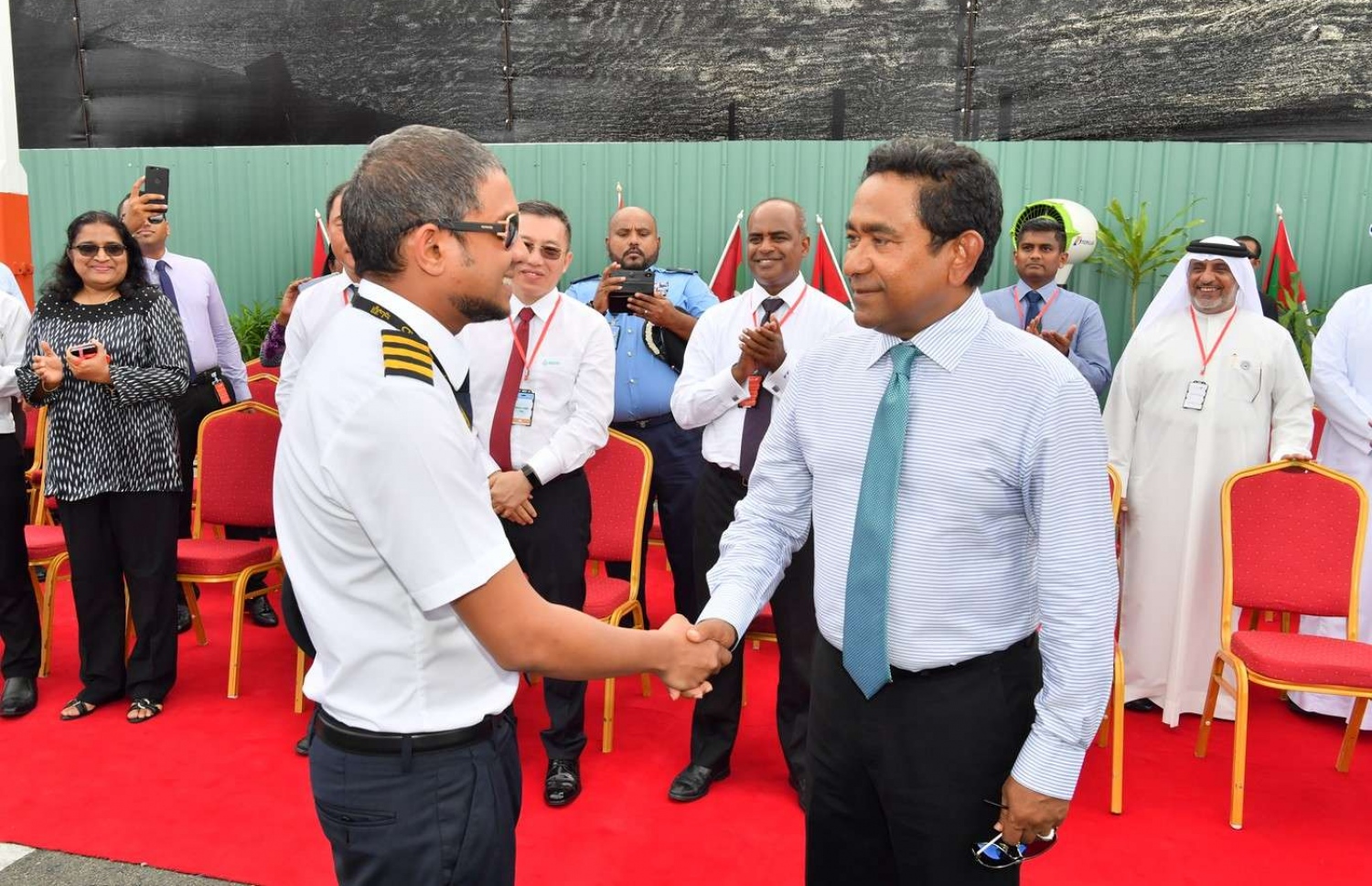 ރައީސް ޔާމީން، ޕައިލެޓް އަހުސަނާ ސަލާމް ކުރައްވަނީ. - ފޮޓޯ: ރައީސް އޮފީސް