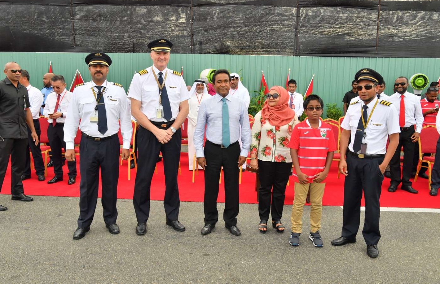 ރައީސް އަބްދުﷲ ޔާމީނާއި އިއްތިހާދު އެއާވޭސްގެ ޕައިލެޓުން ފޮޓޯއަކަށް ހުއްޓިވަޑައިގެން. - ފޮޓޯ: ރައީސް އޮފީސް