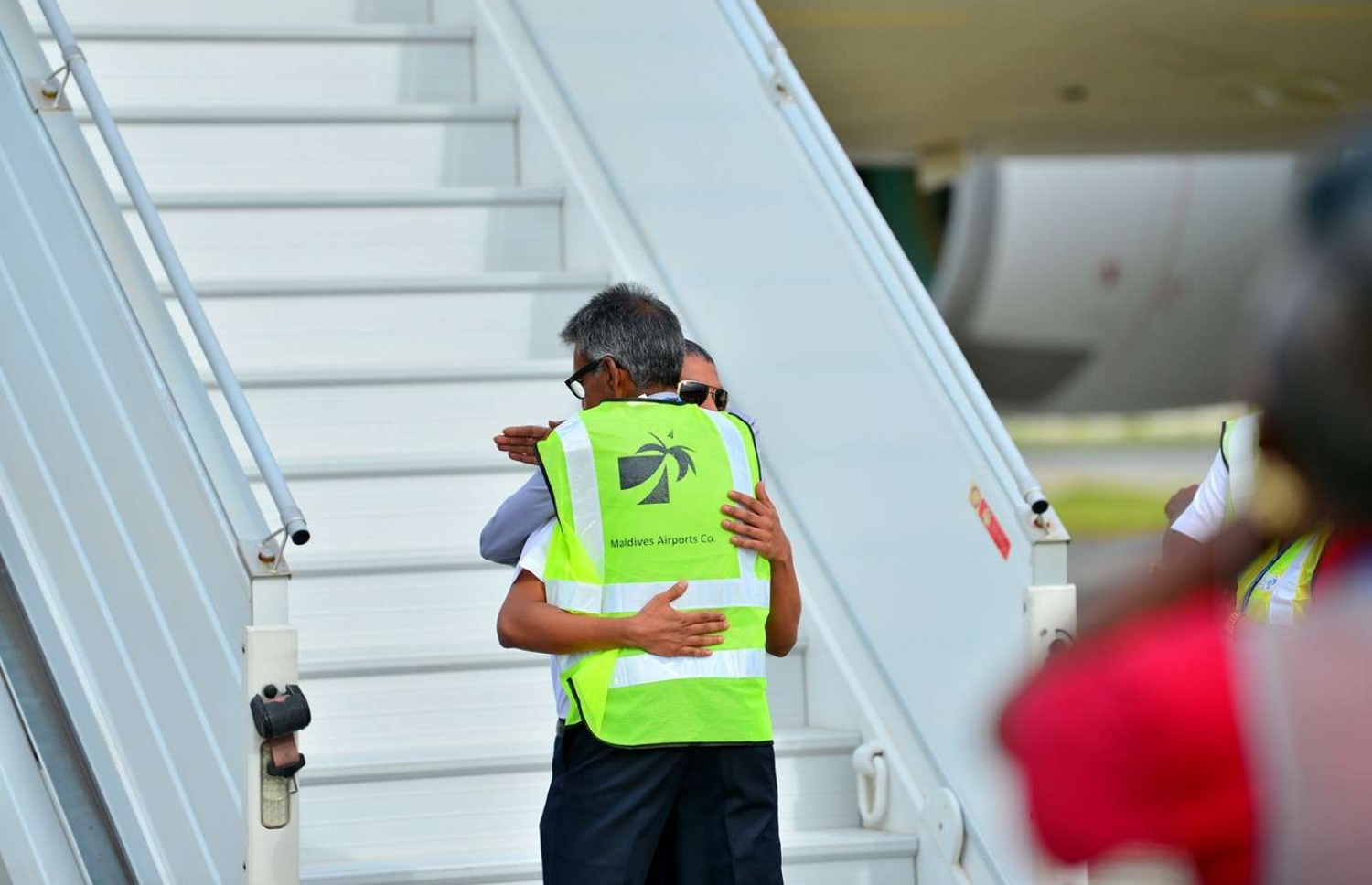 ޕައިލެޓް އަހުސަން، ބޯޓުން ފައިބައިވަޑައިގެން އެމްއޭސީއެލްގެ މުވައްޒަފެއްގެ ގައިގައި ބައްދާލައްވަނީ. - ފޮޓޯ: ރައީސް އޮފީސް