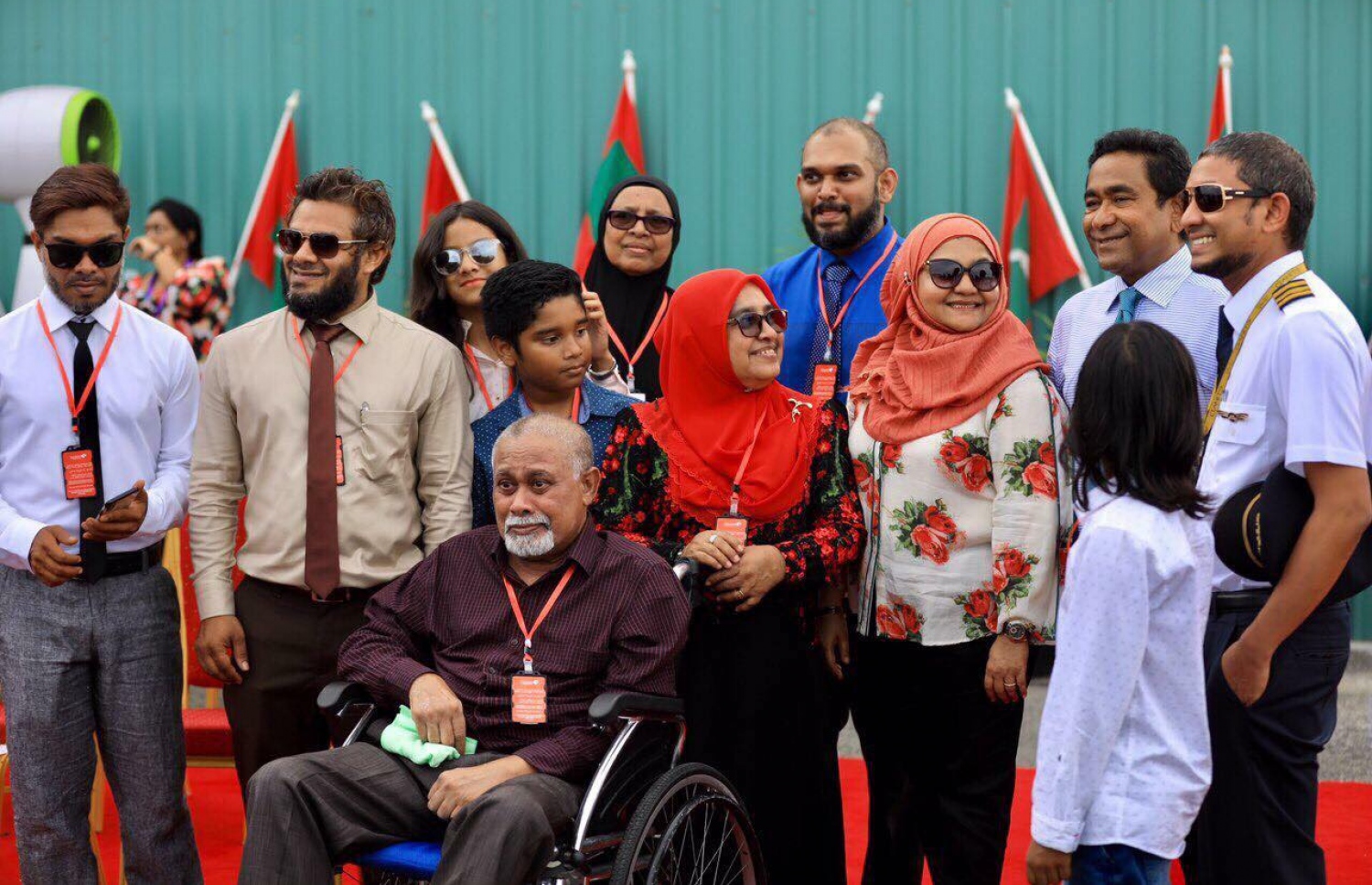 އަލީ އަހުސަނާއި އޭނާގެ އާއިލާގެ މެމްބަރުން، ރައީސް ޔާމީނާއި އެމަނިކުފާނުގެ އަނބިކަނބަލުން ފާތުމަތު އިބްރާހިމާއެކުގައި. - ފޮޓޯ: ރައީސް އޮފީސް