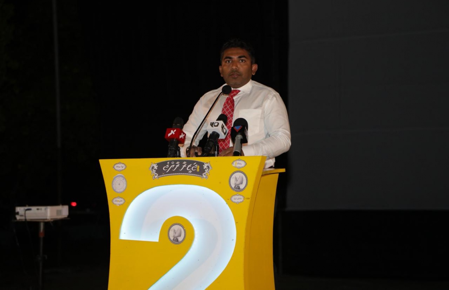 ފުވައްމުލަކު: ސެޕްޓެމްބަރު 19، 2018- އަންނަ އާދީއްތަ ދުވަހު ބާއްވާ ރިޔާސީ އިންތިޚާބުގައި ވާދަކުރައްވާ އިދިކޮޅު ކެންޑިޑޭޓް އިބްރާހިމް މުހައްމަދު ސޯލިހް (އިބޫ) ރިޔާސީ ކެމްޕޭންގެ ފަހު މަންޒިލެއްގެ ގޮތުން އައްޑޫ އަދި ފުވައްމުލަކަށް ކުރައްވާ ދަތުރުގައި، ފުވައްމުލަކުގައި ބޭއްވި އިދިކޮޅު އިއްތިހާދުގެ ބޮޑު ޖަލްސާގައި ޖޭޕީގެ ޑެޕިއުޓީ ލީޑަރު އަމީން ވާހަކަދައްކަވަނީ.--.ފޮޓޯ: އެމްޑީޕީ