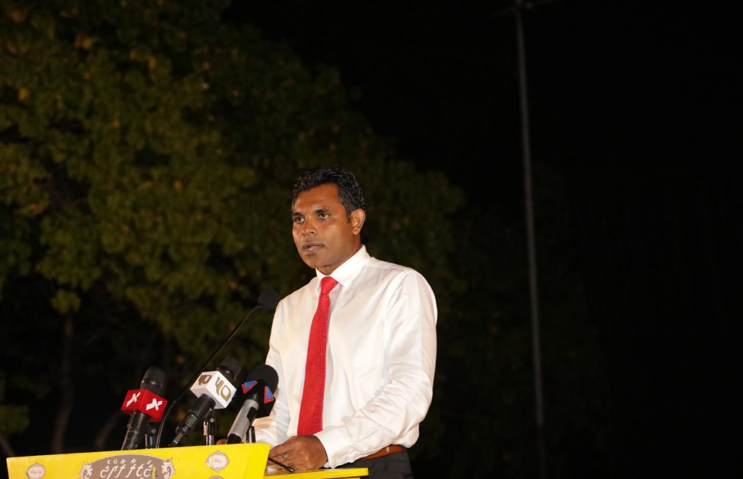 ފުވައްމުލަކު: ސެޕްޓެމްބަރު 19، 2018- އަންނަ އާދީއްތަ ދުވަހު ބާއްވާ ރިޔާސީ އިންތިޚާބުގައި ވާދަކުރައްވާ އިދިކޮޅު ކެންޑިޑޭޓް އިބްރާހިމް މުހައްމަދު ސޯލިހް (އިބޫ) ރިޔާސީ ކެމްޕޭންގެ ފަހު މަންޒިލެއްގެ ގޮތުން އައްޑޫ އަދި ފުވައްމުލަކަށް ކުރައްވާ ދަތުރުގައި، ފުވައްމުލަކުގައި ބޭއްވި އިދިކޮޅު އިއްތިހާދުގެ ބޮޑު ޖަލްސާގައި އިބޫގެ ރަނިންމޭޓް ފައިސަލް ނަސީމް ވާހަކަދައްކަވަނީ.--.ފޮޓޯ: އެމްޑީޕީ