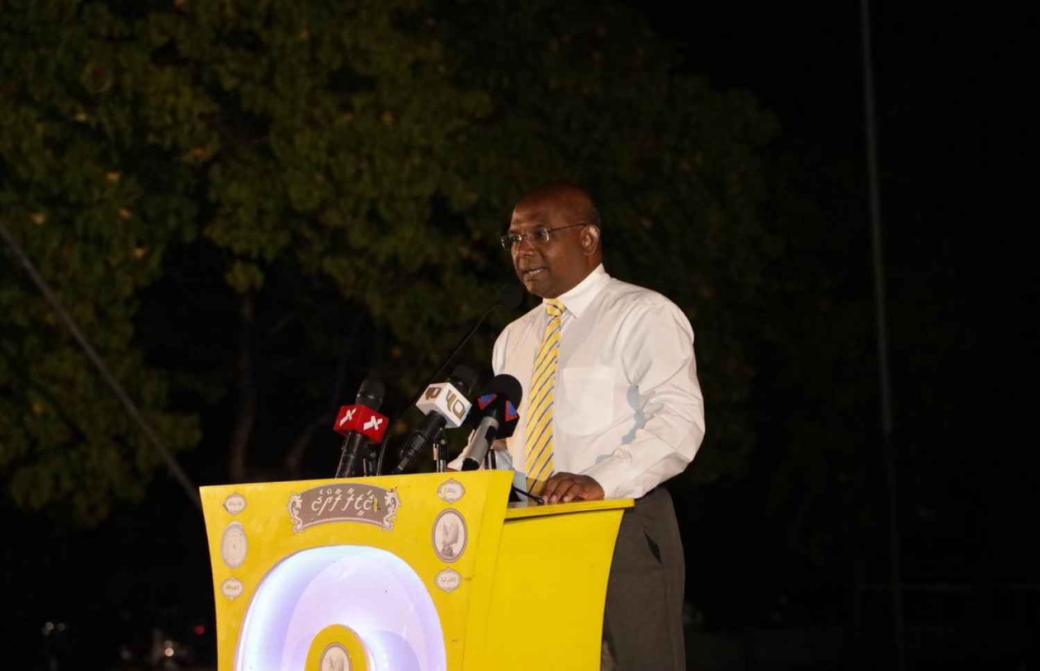 ފުވައްމުލަކު: ސެޕްޓެމްބަރު 19، 2018- އަންނަ އާދީއްތަ ދުވަހު ބާއްވާ ރިޔާސީ އިންތިޚާބުގައި ވާދަކުރައްވާ އިދިކޮޅު ކެންޑިޑޭޓް އިބްރާހިމް މުހައްމަދު ސޯލިހް (އިބޫ) ރިޔާސީ ކެމްޕޭންގެ ފަހު މަންޒިލެއްގެ ގޮތުން އައްޑޫ އަދި ފުވައްމުލަކަށް ކުރައްވާ ދަތުރުގައި، ފުވައްމުލަކުގައި ބޭއްވި އިދިކޮޅު އިއްތިހާދުގެ ބޮޑު ޖަލްސާގައި ހެންވޭރު އުތުރު ދާއިރާގެ މެމްބަރު އަބްދުﷲ ޝާހިދު ވާހަކަދައްކަވަނީ.--.ފޮޓޯ: އެމްޑީޕީ