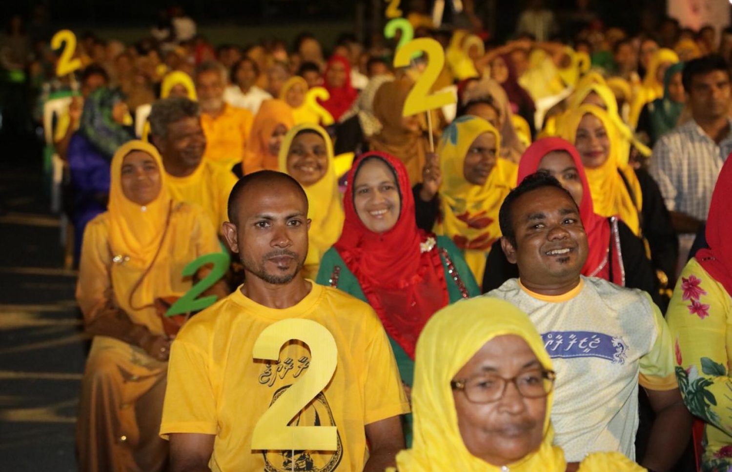 ފުވައްމުލަކު: ސެޕްޓެމްބަރު 19، 2018- އަންނަ އާދީއްތަ ދުވަހު ބާއްވާ ރިޔާސީ އިންތިޚާބުގައި ވާދަކުރައްވާ އިދިކޮޅު ކެންޑިޑޭޓް އިބްރާހިމް މުހައްމަދު ސޯލިހް (އިބޫ) ރިޔާސީ ކެމްޕޭންގެ ފަހު މަންޒިލެއްގެ ގޮތުން އައްޑޫ އަދި ފުވައްމުލަކަށް ކުރައްވާ ދަތުރުގައި، ފުވައްމުލަކުގައި ބޭއްވި އިދިކޮޅު އިއްތިހާދުގެ ބޮޑު ޖަލްސާގެ ތެރެއިން.--.ފޮޓޯ: އެމްޑީޕީ