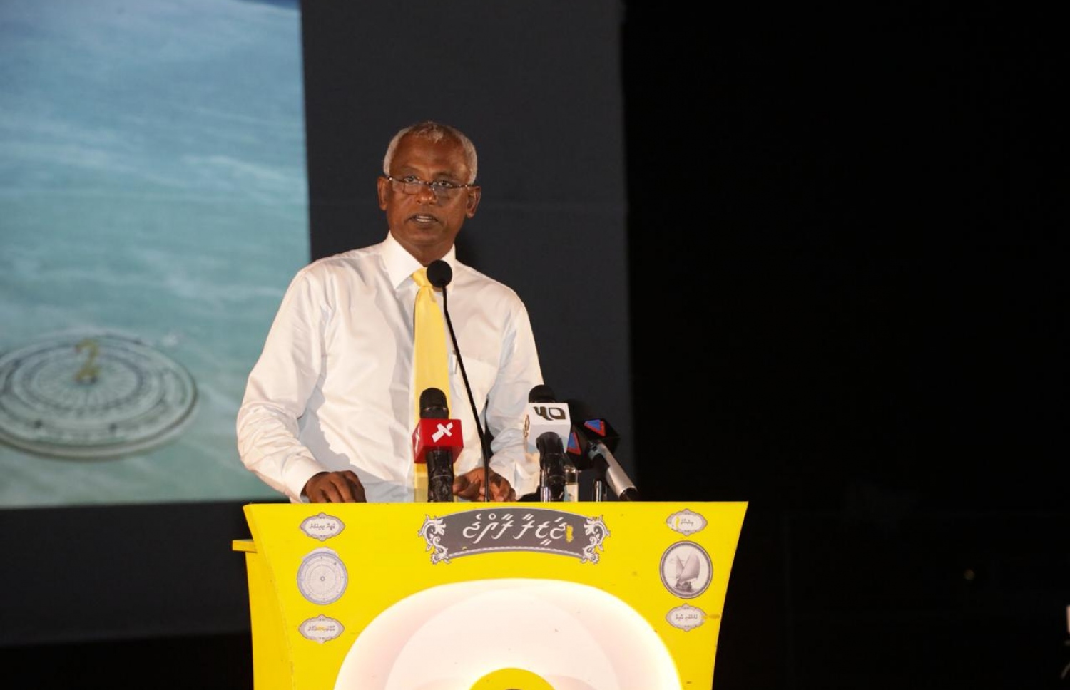 ފުވައްމުލަކު: ސެޕްޓެމްބަރު 19، 2018- އަންނަ އާދީއްތަ ދުވަހު ބާއްވާ ރިޔާސީ އިންތިޚާބުގައި ވާދަކުރައްވާ އިދިކޮޅު ކެންޑިޑޭޓް އިބްރާހިމް މުހައްމަދު ސޯލިހް (އިބޫ) ރިޔާސީ ކެމްޕޭންގެ ފަހު މަންޒިލެއްގެ ގޮތުން އައްޑޫ އަދި ފުވައްމުލަކަށް ކުރައްވާ ދަތުރުގައި، ފުވައްމުލަކުގައި ބޭއްވި އިދިކޮޅު އިއްތިހާދުގެ ބޮޑު ޖަލްސާގައި ވާހަކަދައްކަވަނީ.--.ފޮޓޯ: އެމްޑީޕީ