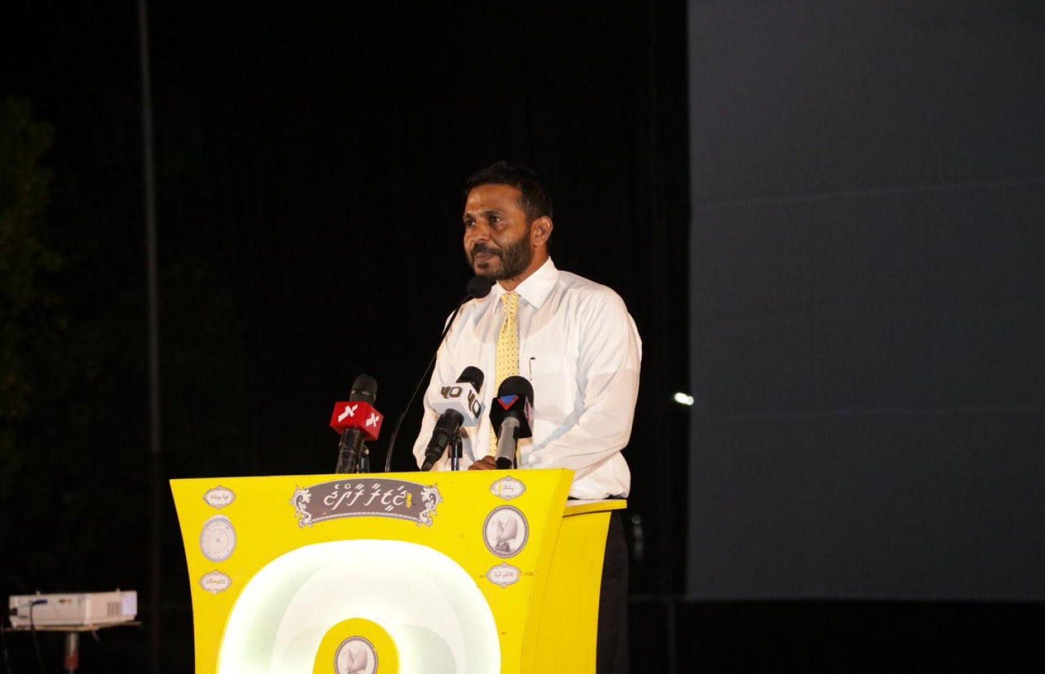 ފުވައްމުލަކު: ސެޕްޓެމްބަރު 19، 2018- އަންނަ އާދީއްތަ ދުވަހު ބާއްވާ ރިޔާސީ އިންތިޚާބުގައި ވާދަކުރައްވާ އިދިކޮޅު ކެންޑިޑޭޓް އިބްރާހިމް މުހައްމަދު ސޯލިހް (އިބޫ) ރިޔާސީ ކެމްޕޭންގެ ފަހު މަންޒިލެއްގެ ގޮތުން އައްޑޫ އަދި ފުވައްމުލަކަށް ކުރައްވާ ދަތުރުގައި، ފުވައްމުލަކުގައި ބޭއްވި އިދިކޮޅު އިއްތިހާދުގެ ބޮޑު ޖަލްސާގެ ބައިވެރިއެއް ވާހަކަދައްކަނީ.--.ފޮޓޯ: އެމްޑީޕީ