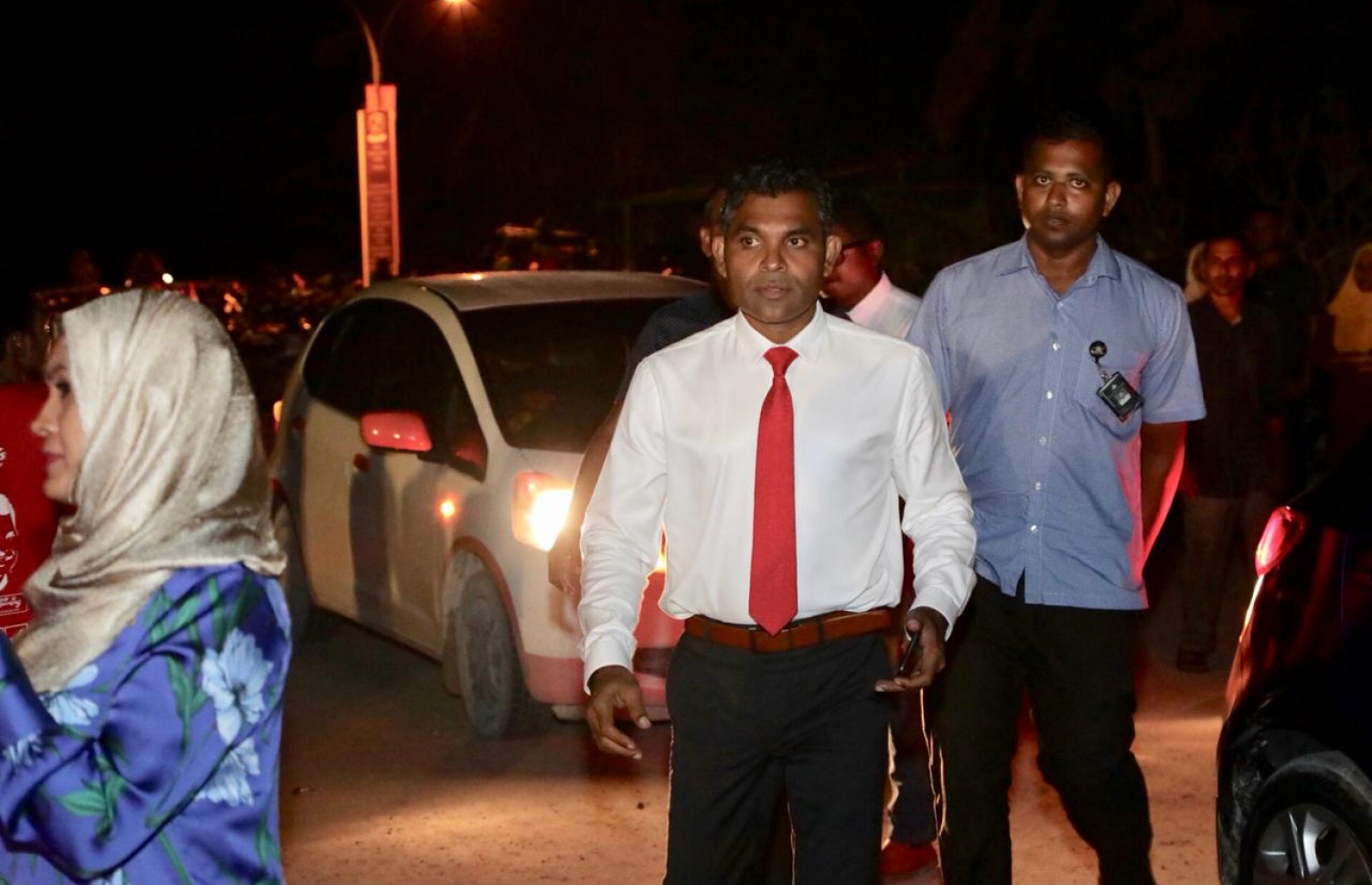 ފުވައްމުލަކު: ސެޕްޓެމްބަރު 19، 2018- އަންނަ އާދީއްތަ ދުވަހު ބާއްވާ ރިޔާސީ އިންތިޚާބުގައި ވާދަކުރައްވާ އިދިކޮޅު ކެންޑިޑޭޓް އިބްރާހިމް މުހައްމަދު ސޯލިހް (އިބޫ) ރިޔާސީ ކެމްޕޭންގެ ފަހު މަންޒިލެއްގެ ގޮތުން އައްޑޫ އަދި ފުވައްމުލަކަށް ކުރައްވާ ދަތުރުގައި، ފުވައްމުލަކުގައި ބޭއްވި އިދިކޮޅު އިއްތިހާދުގެ ބޮޑު ޖަލްސާގައި އިބޫގެ ރަނިންމޭޓް ފައިސަލް ނަސީމް ބައިވެރިވެވަޑައިގަންނަވަނީ.--.ފޮޓޯ: އެމްޑީޕީ