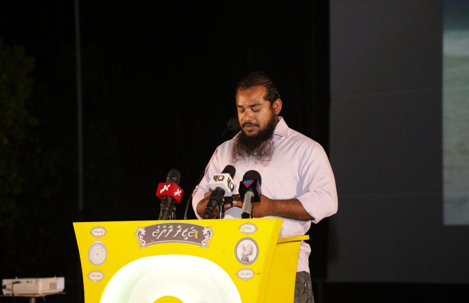 ފުވައްމުލަކު: ސެޕްޓެމްބަރު 19، 2018- އަންނަ އާދީއްތަ ދުވަހު ބާއްވާ ރިޔާސީ އިންތިޚާބުގައި ވާދަކުރައްވާ އިދިކޮޅު ކެންޑިޑޭޓް އިބްރާހިމް މުހައްމަދު ސޯލިހް (އިބޫ) ރިޔާސީ ކެމްޕޭންގެ ފަހު މަންޒިލެއްގެ ގޮތުން އައްޑޫ އަދި ފުވައްމުލަކަށް ކުރައްވާ ދަތުރުގައި، ފުވައްމުލަކުގައި ބޭއްވި އިދިކޮޅު އިއްތިހާދުގެ ބޮޑު ޖަލްސާގެ ބައިވެރިއެއް ޖަލްސާ ފެށުމުގެ ގޮތުން ޤުރުއާން ކިޔަވަނީ.--.ފޮޓޯ: އެމްޑީޕީ