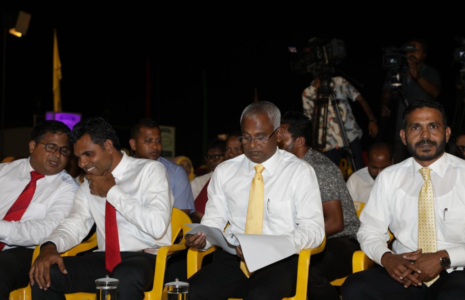 ފުވައްމުލަކު: ސެޕްޓެމްބަރު 19، 2018- އަންނަ އާދީއްތަ ދުވަހު ބާއްވާ ރިޔާސީ އިންތިޚާބުގައި ވާދަކުރައްވާ އިދިކޮޅު ކެންޑިޑޭޓް އިބްރާހިމް މުހައްމަދު ސޯލިހް (އިބޫ) ރިޔާސީ ކެމްޕޭންގެ ފަހު މަންޒިލެއްގެ ގޮތުން އައްޑޫ އަދި ފުވައްމުލަކަށް ކުރައްވާ ދަތުރުގައި، ފުވައްމުލަކުގައި ބޭއްވި އިދިކޮޅު އިއްތިހާދުގެ ބޮޑު ޖަލްސާގައި ބައިވެރިވެވަޑައިގަންނަވާއިިރު އަރިހުގައި ރަނިންމޭޓް ފައިސަލް ނަސީމް އަދި ޖޭޕީގެ ޑެޕިއުޓީ ލީޑަރު ހުސައިން ރަޝީދު.--.ފޮޓޯ: އެމްޑީޕީ