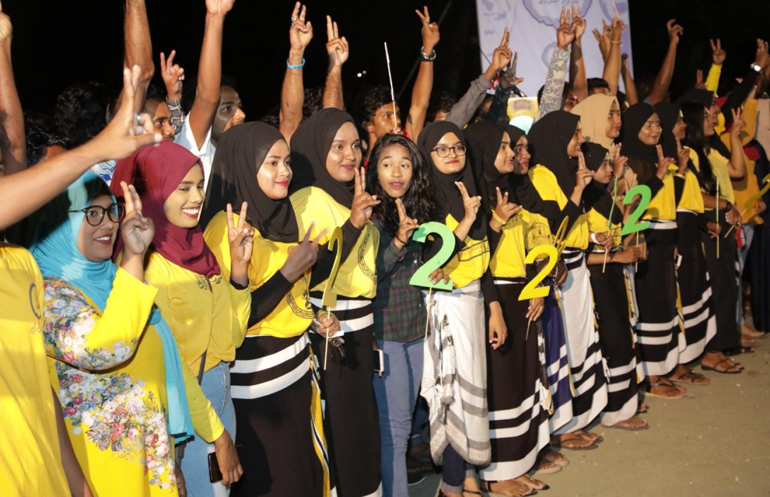 ފުވައްމުލަކު: ސެޕްޓެމްބަރު 19، 2018- އަންނަ އާދީއްތަ ދުވަހު ބާއްވާ ރިޔާސީ އިންތިޚާބުގައި ވާދަކުރައްވާ އިދިކޮޅު ކެންޑިޑޭޓް އިބްރާހިމް މުހައްމަދު ސޯލިހް (އިބޫ) ރިޔާސީ ކެމްޕޭންގެ ފަހު މަންޒިލެއްގެ ގޮތުން އައްޑޫ އަދި ފުވައްމުލަކަށް ކުރައްވާ ދަތުރުގައި، ފުވައްމުލަކުގައި ބޭއްވި އިދިކޮޅު އިއްތިހާދުގެ ބޮޑު ޖަލްސާގެ ތެރެއިން.--.ފޮޓޯ: އެމްޑީޕީ