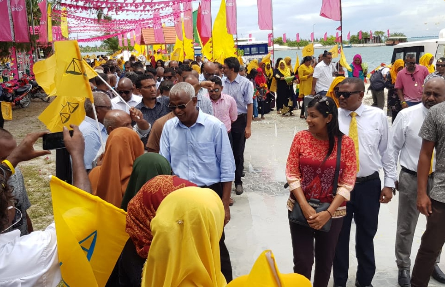 އިބޫ އާއި ފައިސަލް އަށް މަރުހަބާ ކިޔުމަށް އައްޑޫގެ ބައެއް މީހުން ސަފަކަށް އެތުރިލައިގެން.