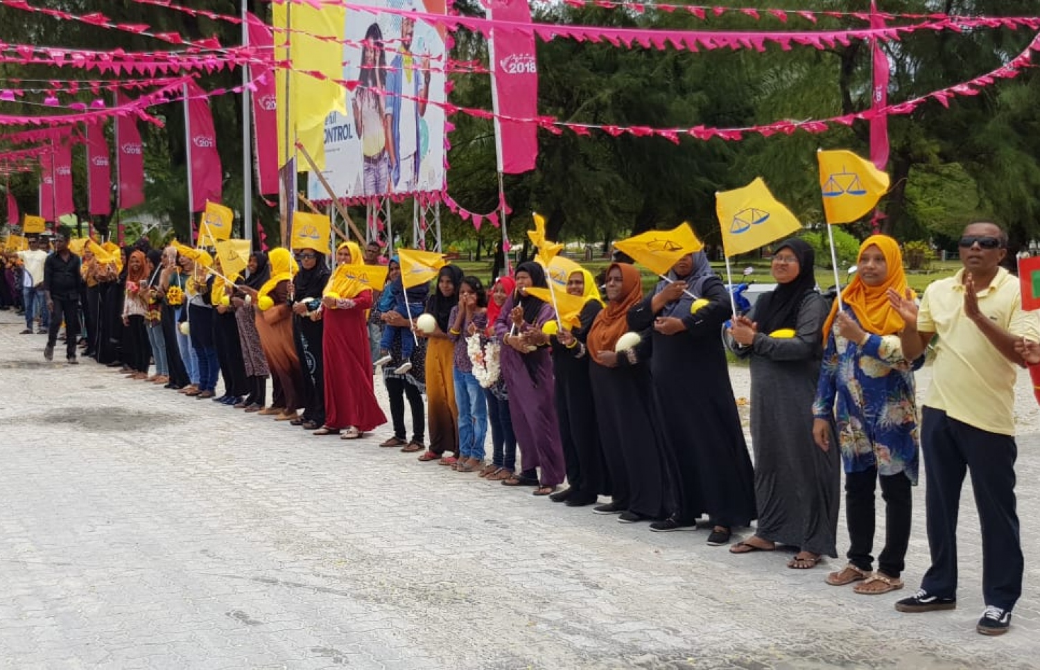 އިބޫ އާއި ފައިސަލް އަށް މަރުހަބާ ކިޔުމަށް އައްޑޫގެ ބައެއް މީހުން ސަފަކަށް އެތުރިލައިގެން.