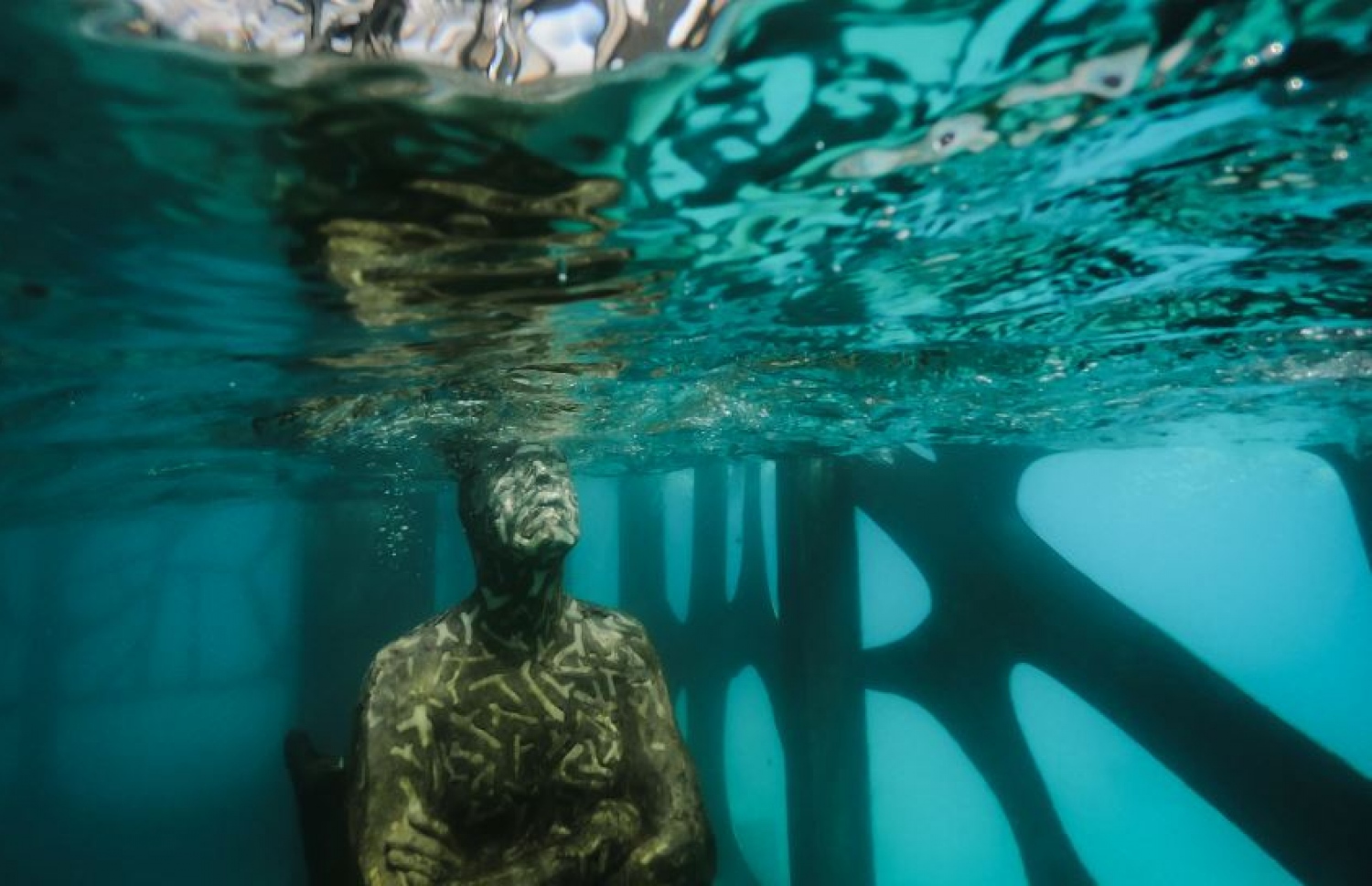 ސިއްރު ފެންފުށީގައި ހަދާފައި ކޮރަލޭރިއަމް: ބުދުތައް ނަގަން ދިނީ ފަސް ގަޑިއިރު -- ފޮޓޯ / ހޮޓެލިއާ މޯލްޑިވްސް