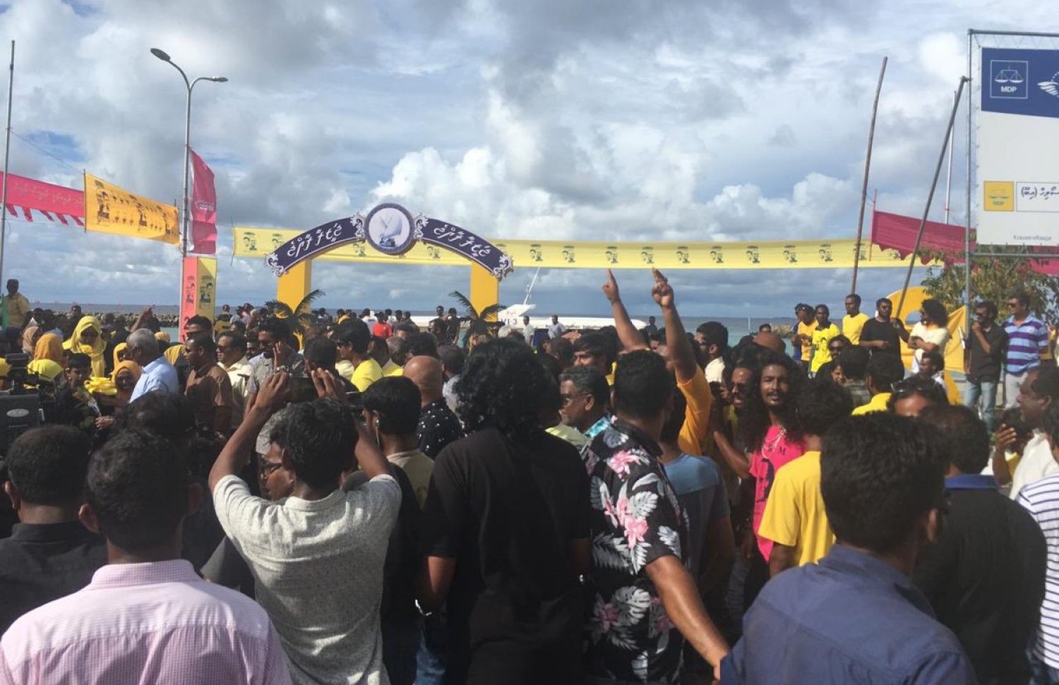 އިބޫ މިއަދު ސ. ފޭދު އަށް ވަޑައިގަތުމުން މަރުހަބާ ދަންނަވަން މީހުން އެއްވެފައި. --ފޮޓޯ/ އިބޫ